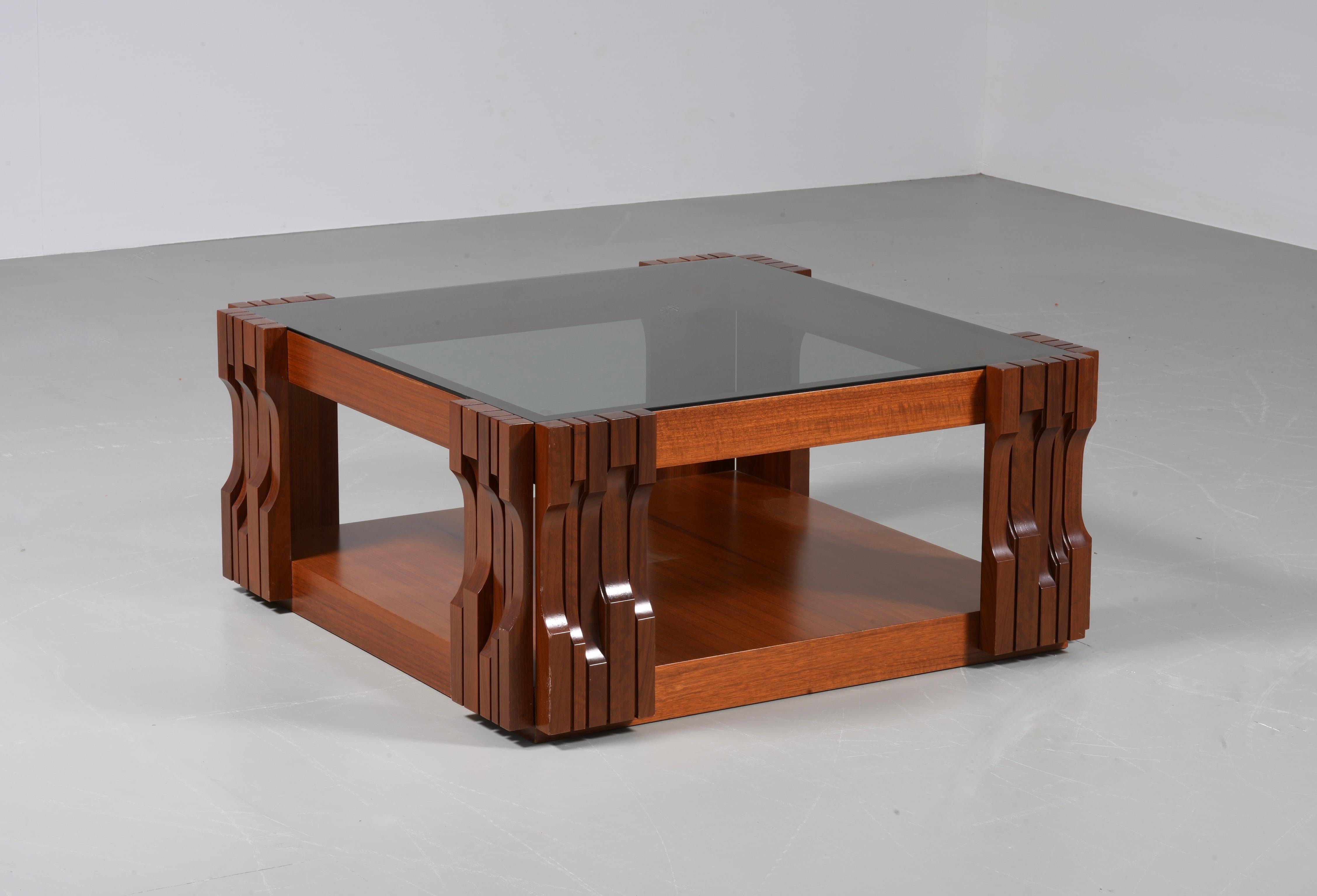 Schöner Couchtisch des bekannten italienischen Designers Luciano Frigerio. Teil eines größeren Sets mit sehr organischem Aussehen. Einige deutliche Hinweise auf Lucianos Hobby: das Klavierspielen.

Sehr guter Zustand.