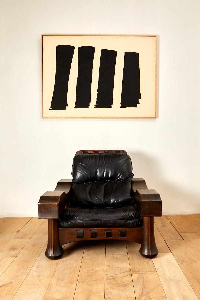 Luciano Frigerio (1928-1999), 
Sessel mit Ottomane, 
Holz und Leder,
Um 1970, Italien.
Sessel: Höhe 83 cm, Sitzhöhe 35 cm, Tiefe 112 cm, Breite 92 cm.
Ottomane: Höhe 40 cm, Sitzhöhe 40 cm, Tiefe 36 cm, Breite 94 cm.
