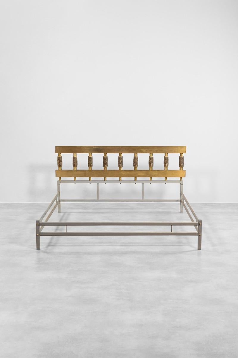 Double bed model Bagdad with enameled metal frame and a sculptural headboard features nine relief colonnettes in golden cast bronze it was designed and produced by Luciano Frigerio during the 1970s. 

The bed structure doesn't include mattress