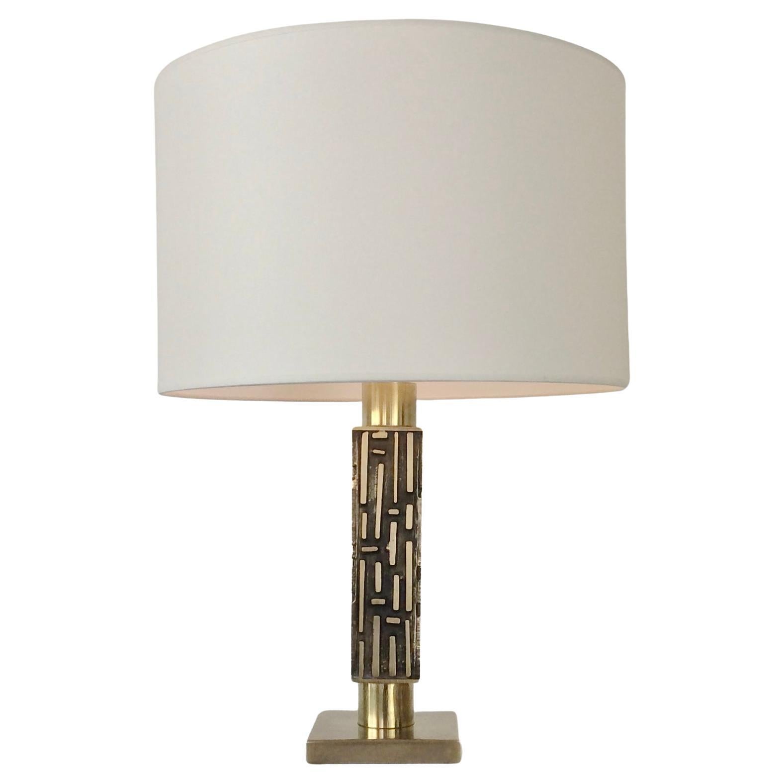 Bella lampada da tavolo brutalista di Luciano Frigerio, circa 1970, Italia.
Bronzo dorato, ottone e nuovo paralume in tessuto.
Una lampadina E27 
Ricablata.
Dimensioni: 53 cm di altezza totale. 38 cm P, 38 cm L. Base: 12 x 12 cm. Diametro del