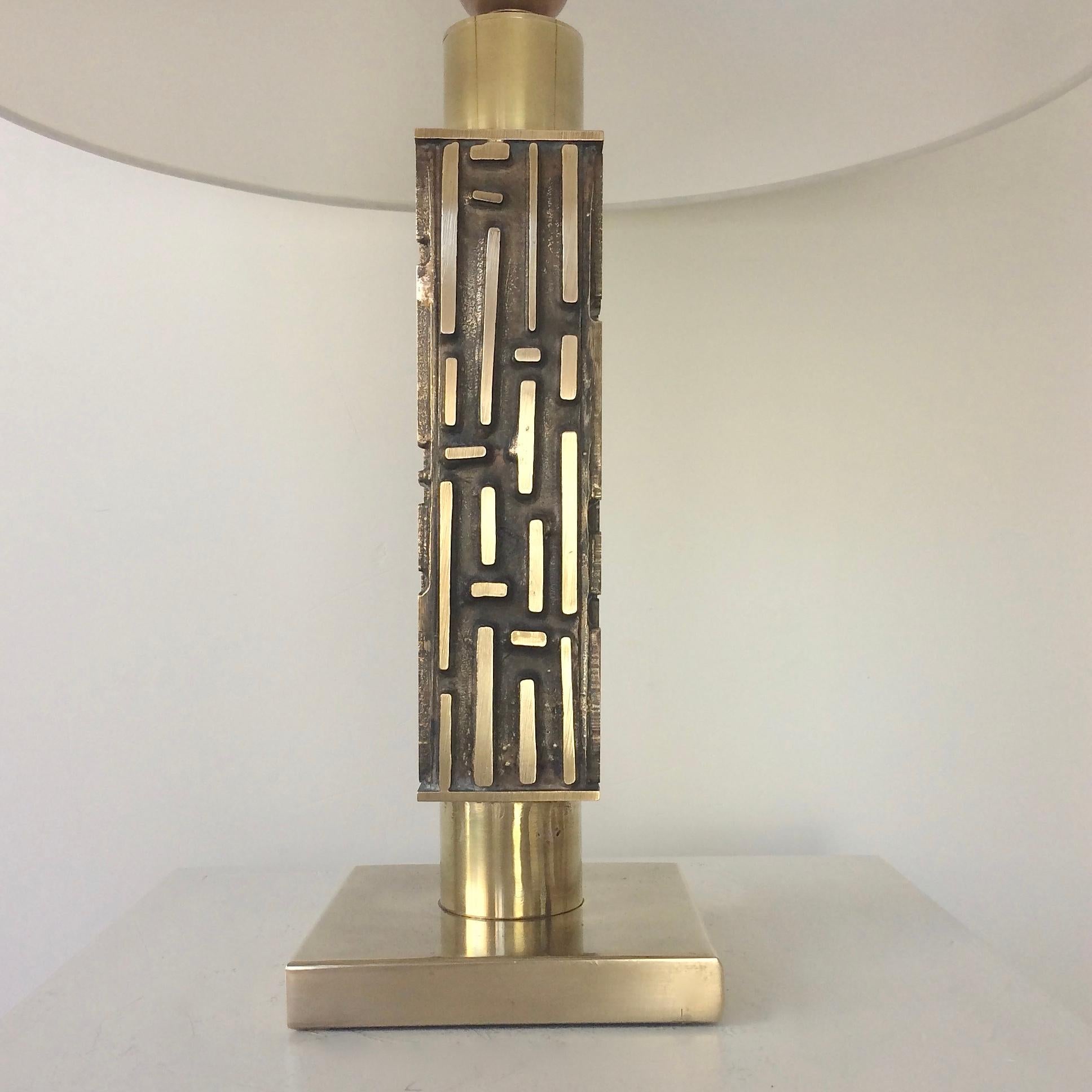 Luciano Frigerio Bronze- und Messinglampe, um 1970, Italien (Ende des 20. Jahrhunderts) im Angebot