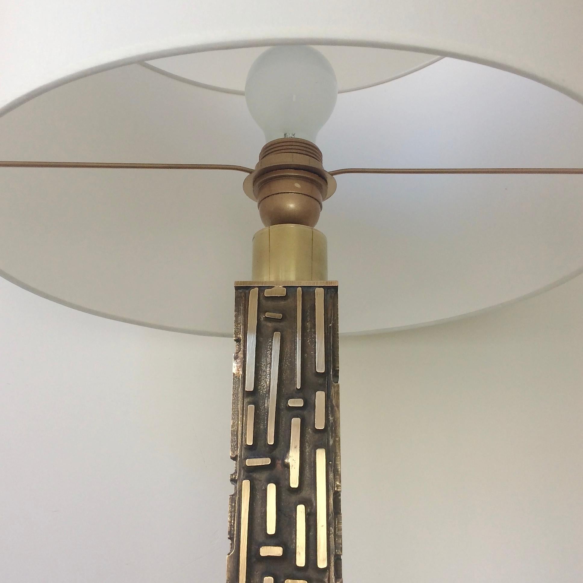 Luciano Frigerio Bronze- und Messinglampe, um 1970, Italien im Angebot 1