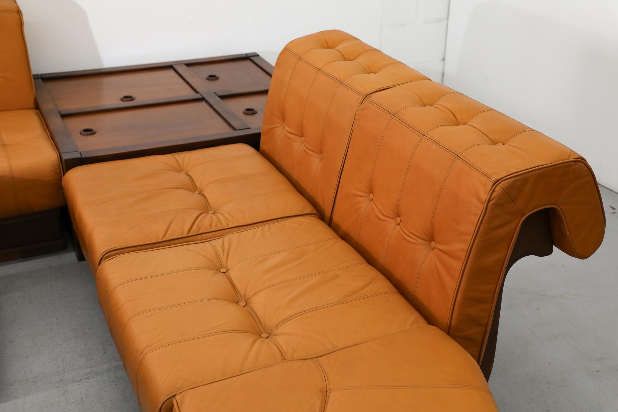 Luciano Frigerio Sofá seccional 'Can Can' en cuero coñac y madera, años 70 en venta 4