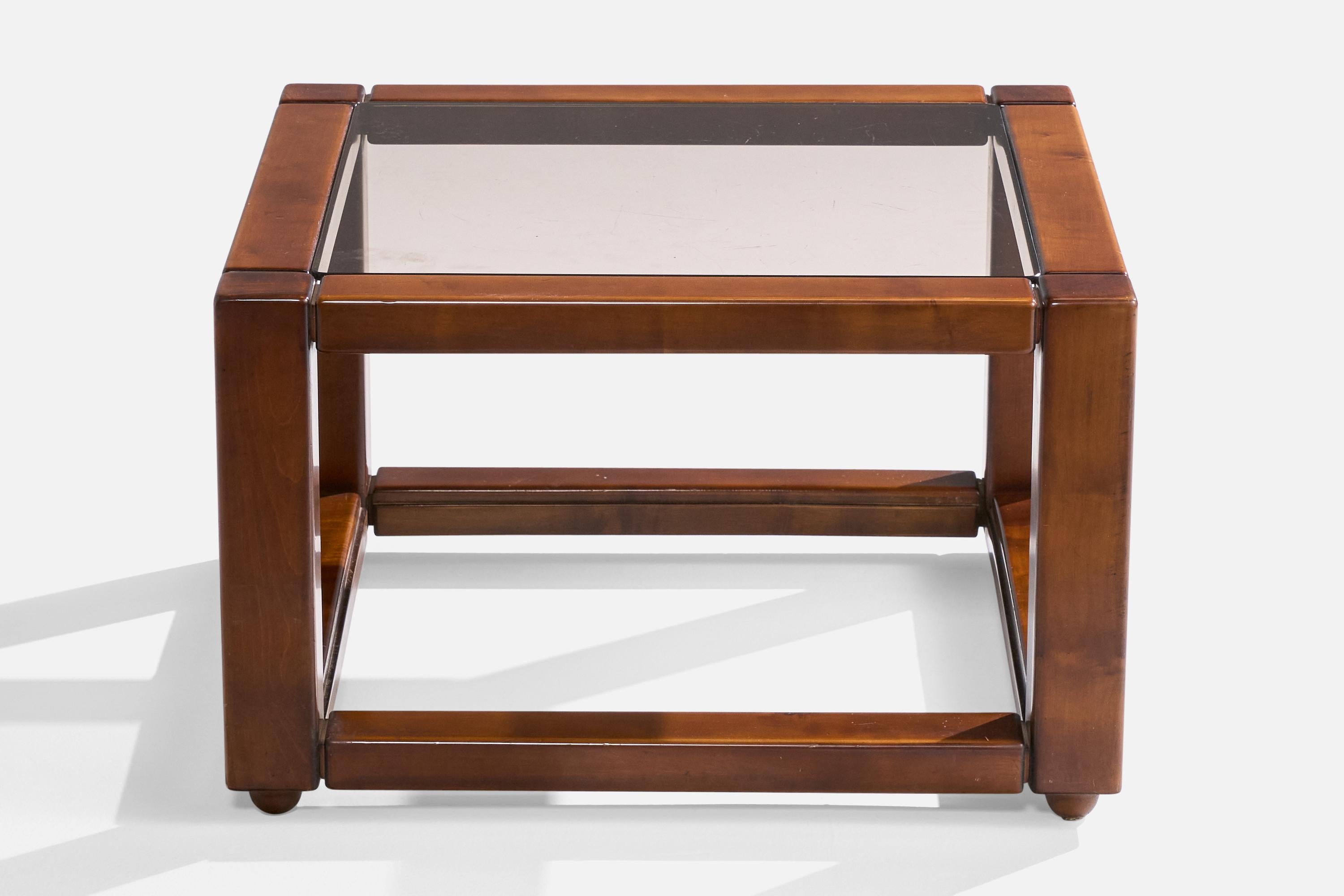 Couchtisch oder Beistelltisch aus gebeiztem Holz und Rauchglas, entworfen und hergestellt von Luciano Frigerio, Italien, ca. 1970er Jahre.

Sehr leichte Kratzer auf dem Glas.

Abmessungen: 14,5