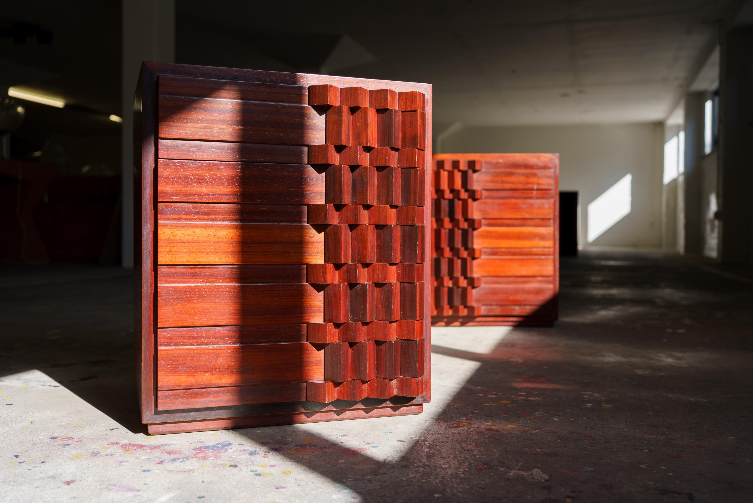 Coppia di comodini scultura del designer italiano Luciano Frigerio.
Realizzato in ricco mogano africano, è caratterizzato da audaci dettagli geometrici che hanno dato il nome alla serie 