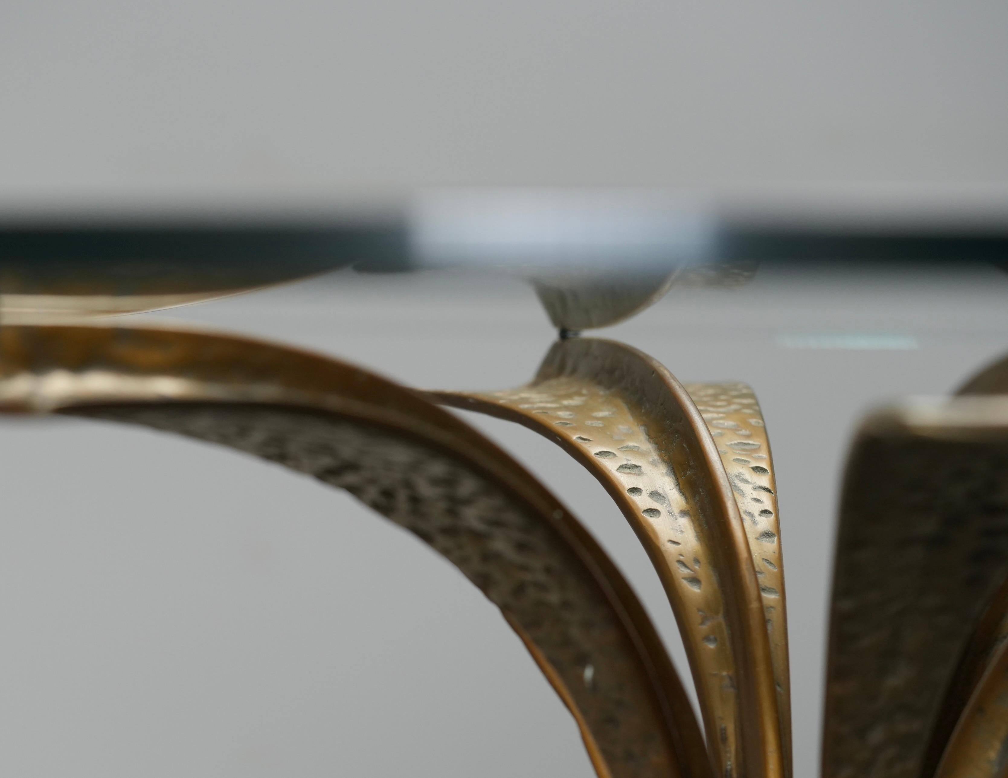 Luciano Frigerio Dining Table in hammered Brass and Glass, Italy, 1960's In Good Condition For Sale In Uithoorn, NL