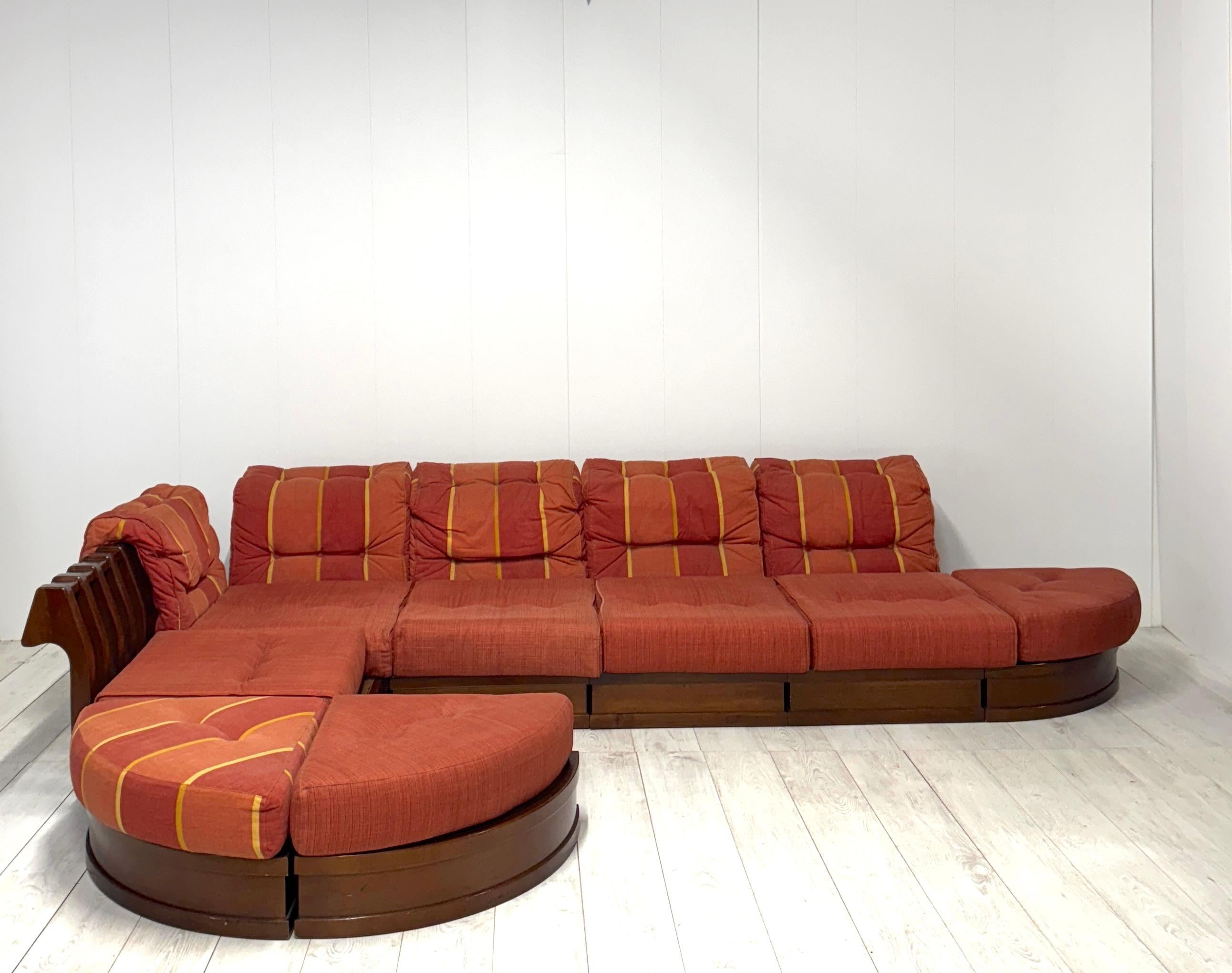 Modular sofa mod. Can Can composed of five modules and three corner elements.
This vintage modular sofa, designed by Frigerio in the 1960s, embodies the best of mid-century Italian craftsmanship. Made of solid beech wood with original fabric
