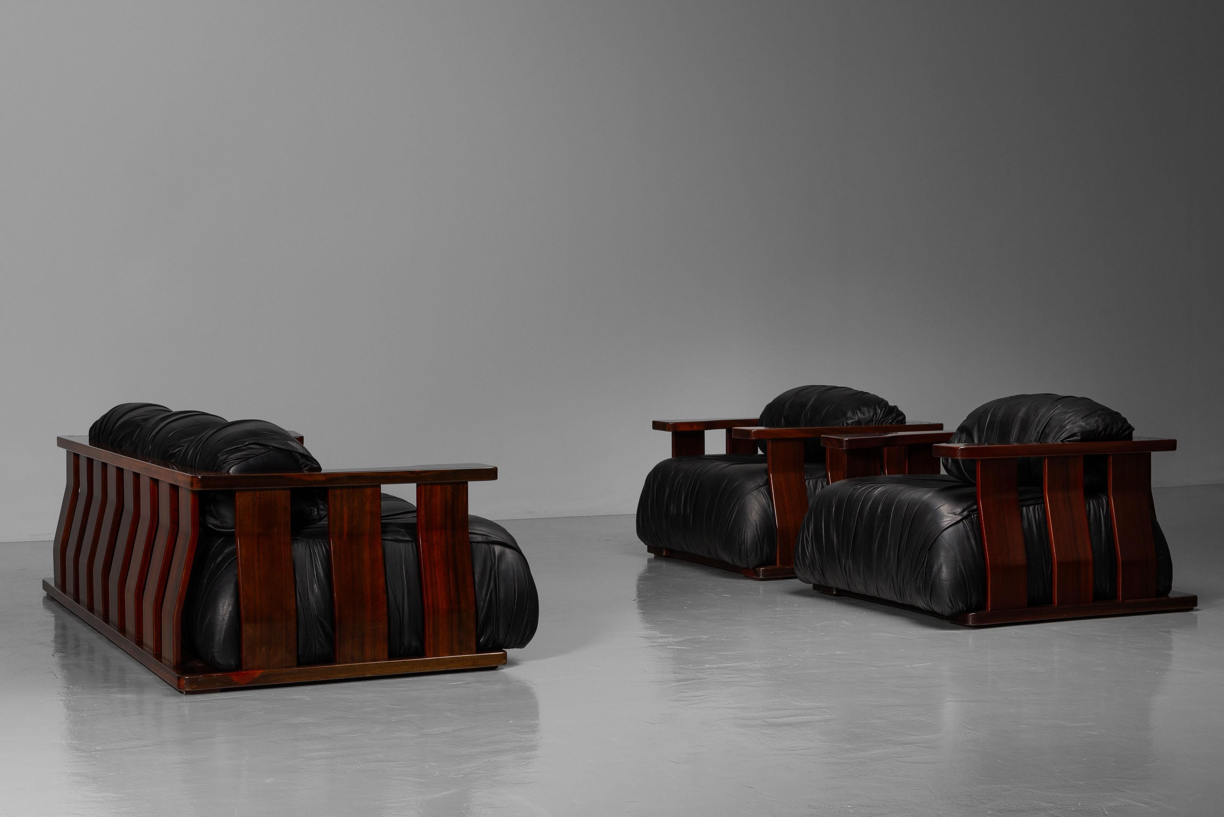 Luciano Frigerio Dragoni lounge chairs Italy 1970 For Sale 7