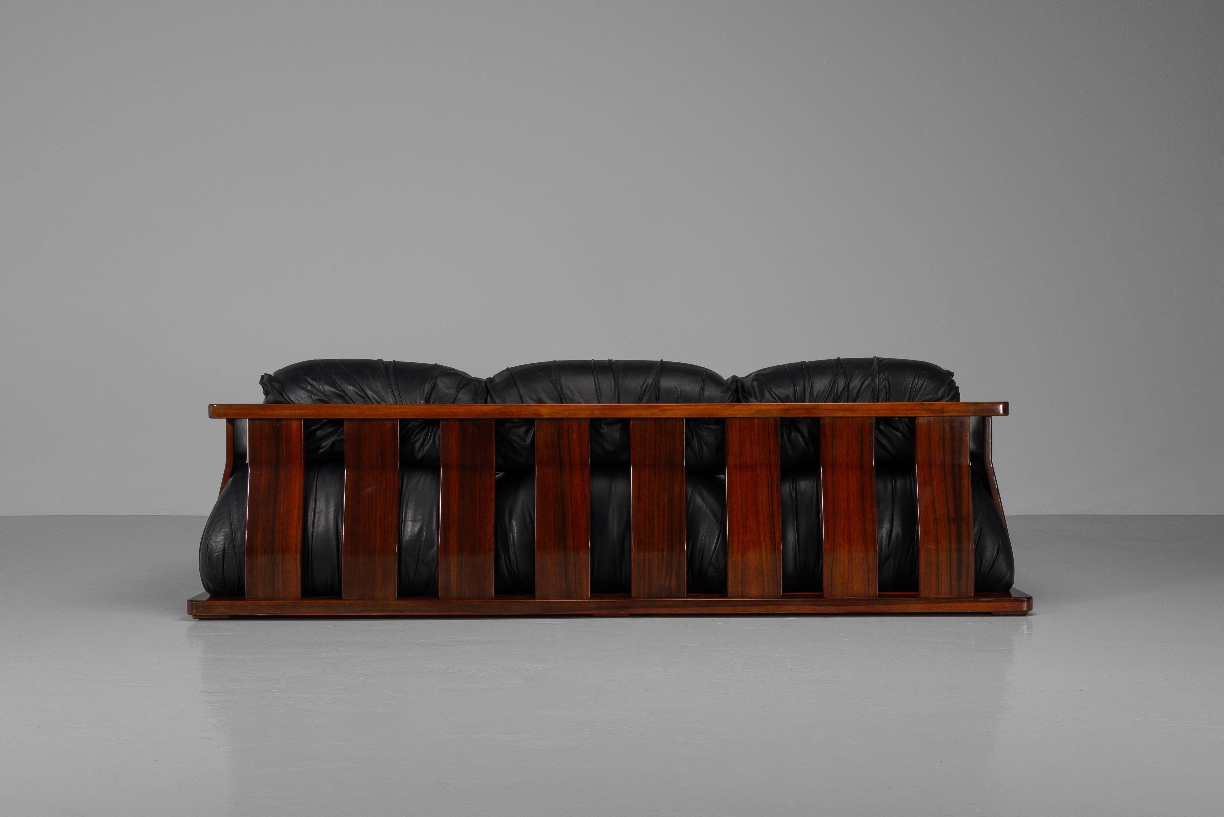 Luciano Frigerio Dragoni sofa made in Italy 1970 For Sale 3