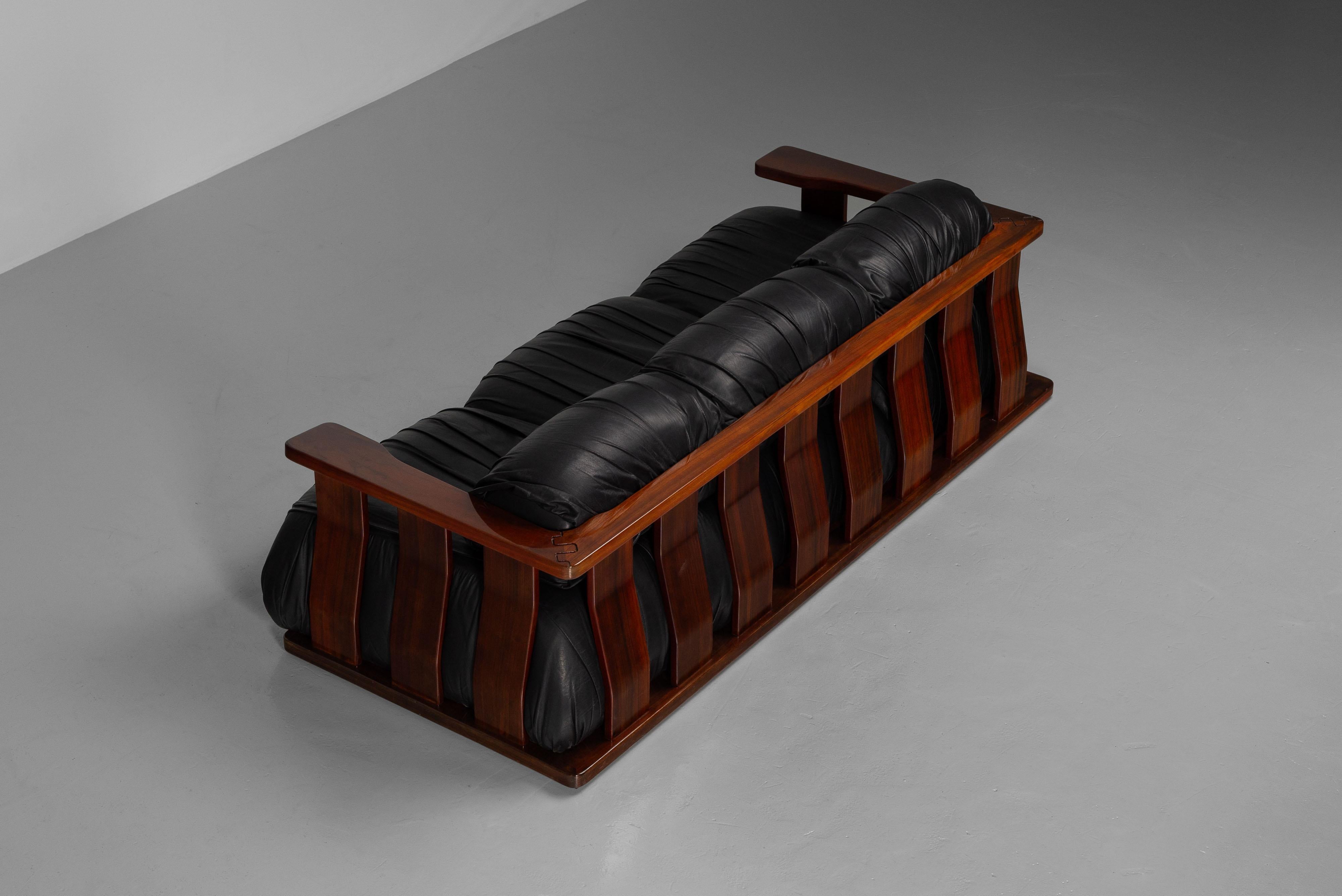 Luciano Frigerio Dragoni sofa made in Italy 1970 For Sale 5