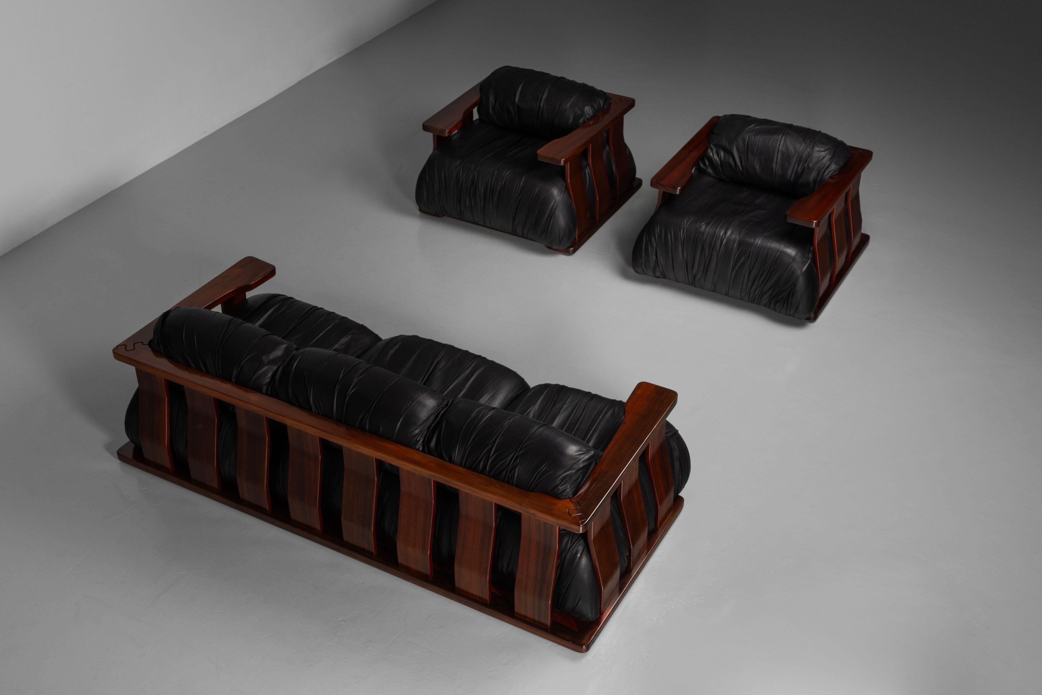 Luciano Frigerio Dragoni sofa made in Italy 1970 For Sale 11