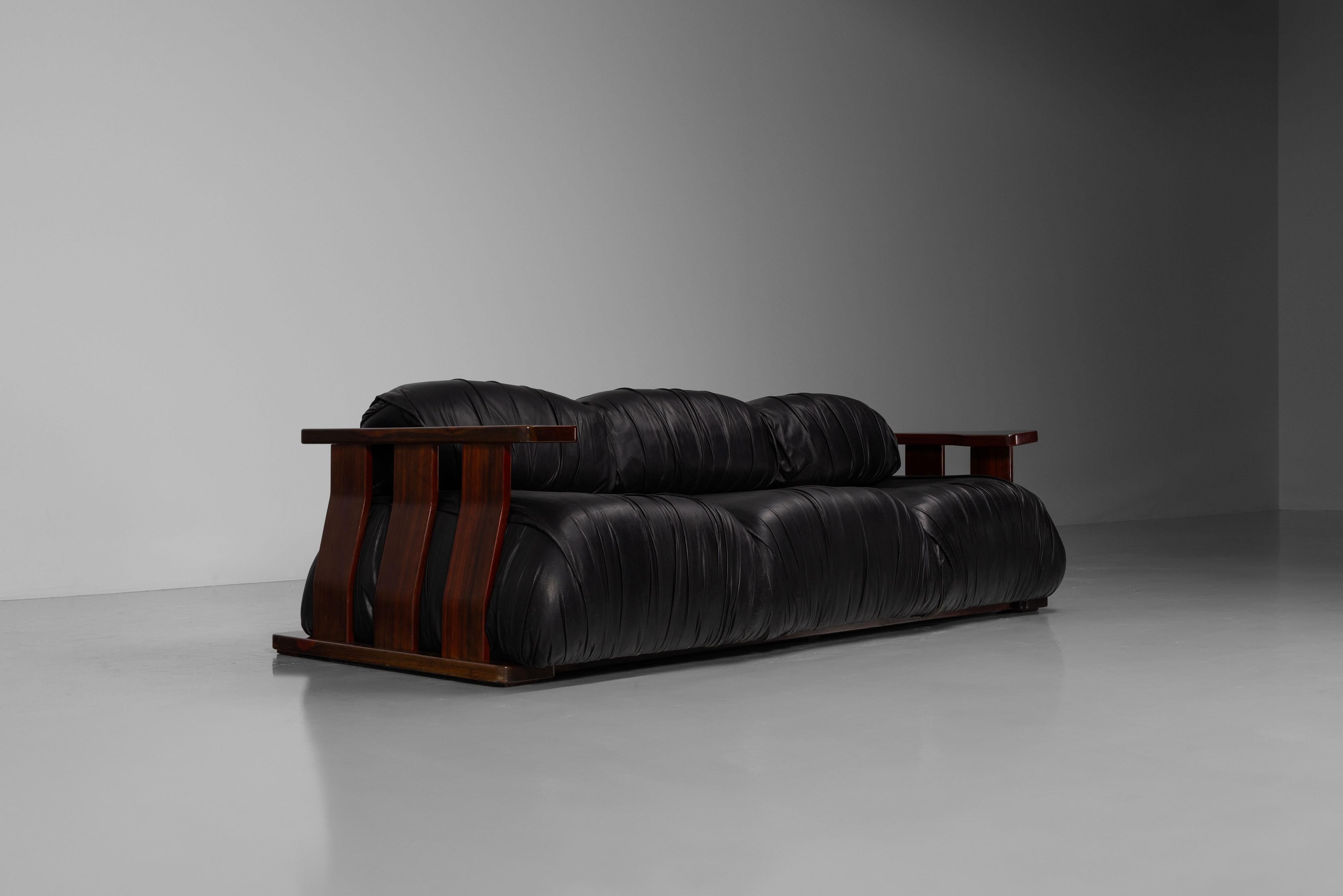 Luciano Frigerio Dragoni-Sofa, hergestellt in Italien 1970 (Moderne der Mitte des Jahrhunderts) im Angebot
