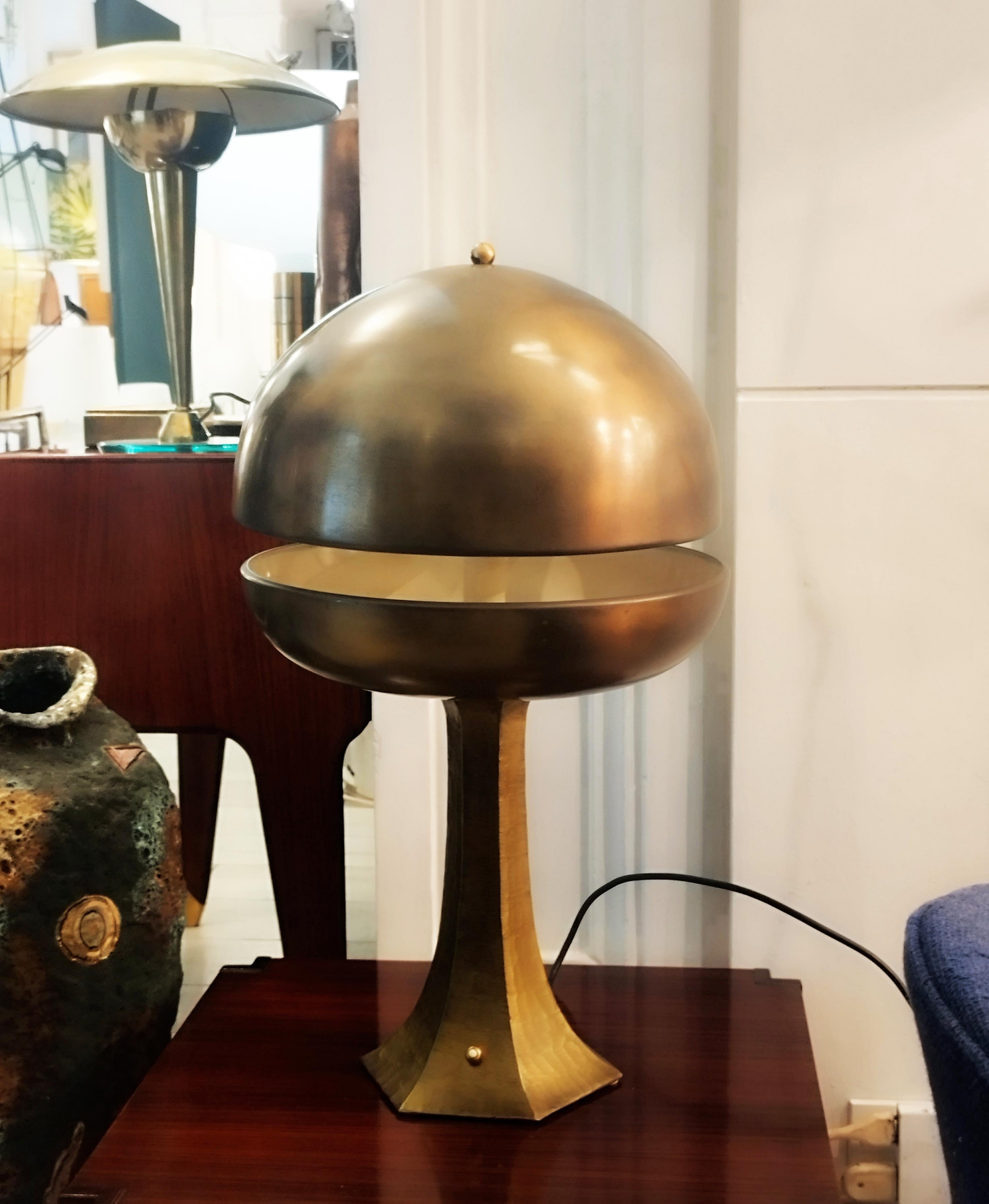 Rare large sculptural table lamp by Luciano Frigerio . Base in solid hammered brass .