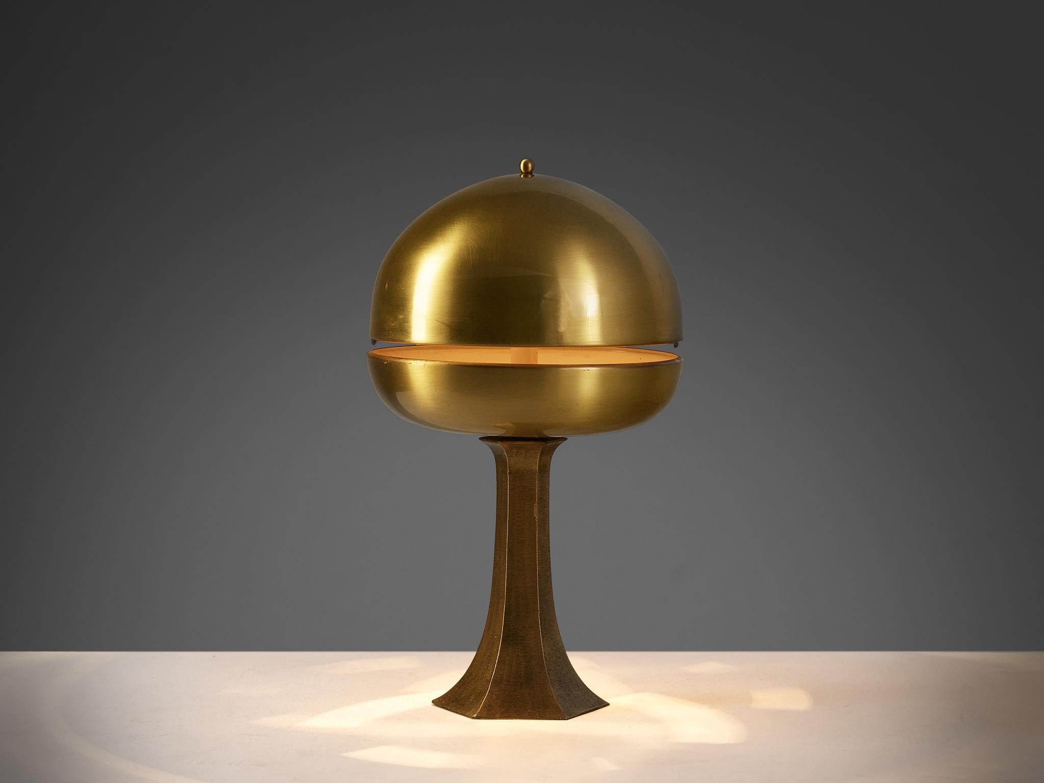 Luciano Frigerio for Frigerio di Desio 'Rapsodia' table lamp, brass, Italy, 1970s

Indulge in the timeless allure of the 'Rapsodia' table lamp, a masterpiece by Luciano Frigerio, meticulously crafted during the vibrant 1970s era. Fashioned from