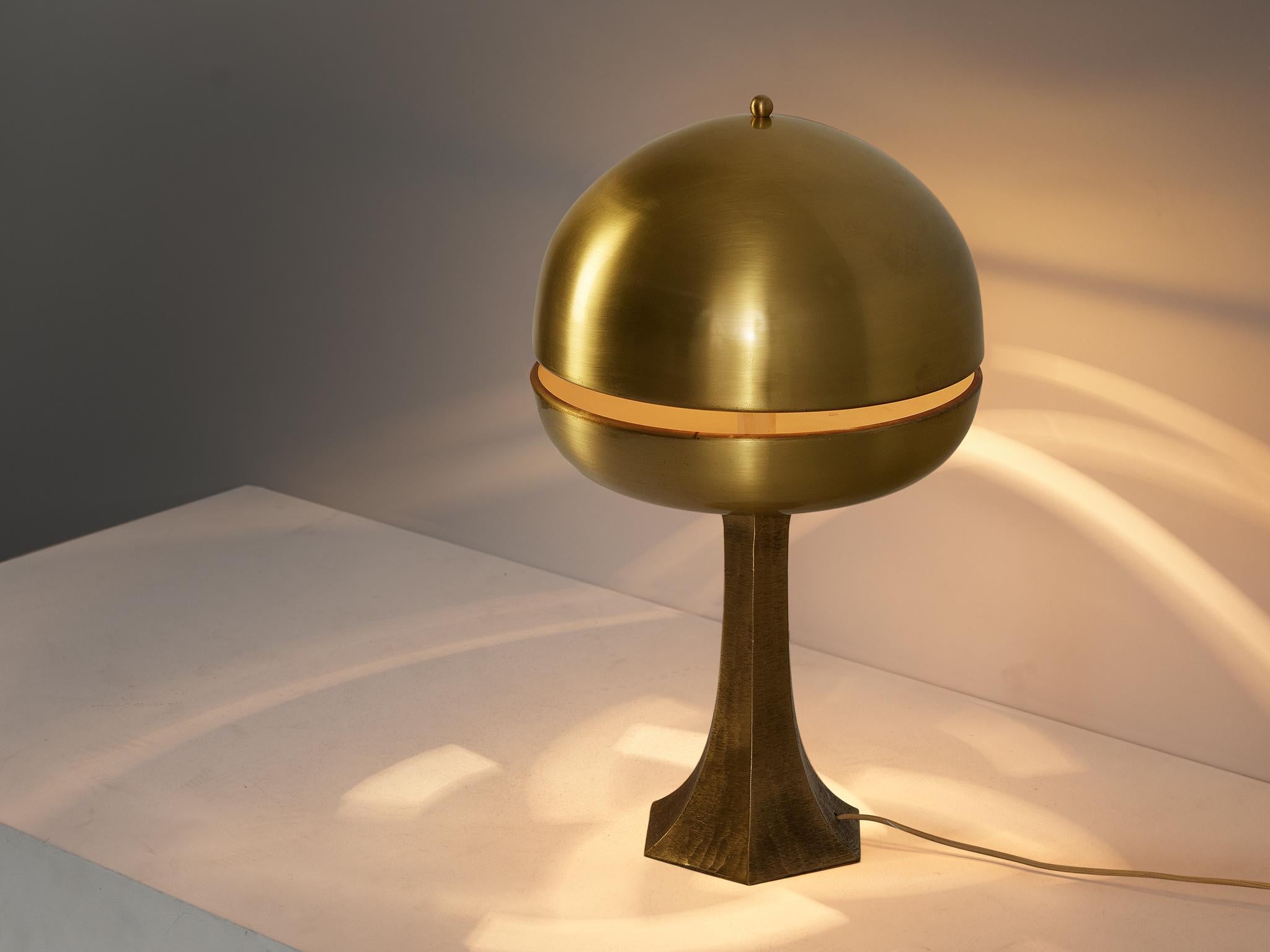 Luciano Frigerio for Frigerio di Desio, 'Rapsodia' table lamp, brass, Italy, 1970s

The 'Rapsodia' table lamp, a masterpiece by Luciano Frigerio, meticulously crafted during the vibrant 1970s era. Fashioned from lustrous and textured brass, this