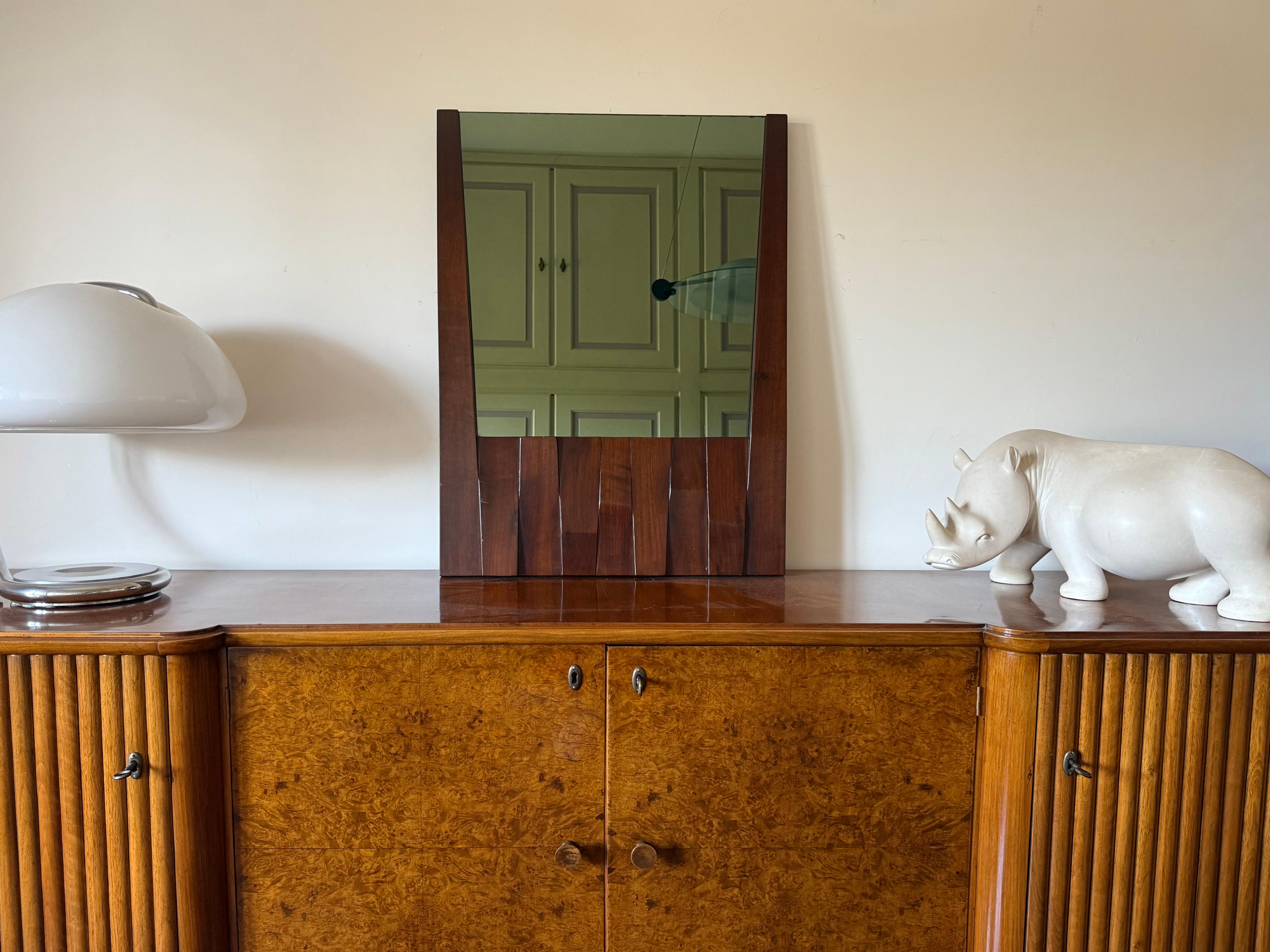 Miroir en noyer massif Barium, modèle Hollywood Regency

Luciano Frigerio (1928-1999), Frigerio di Desio Italie, années 1970

noyer massif

miroir fumé

Édition limitée.

Le miroir est accompagné d'une authentification délivrée par la famille