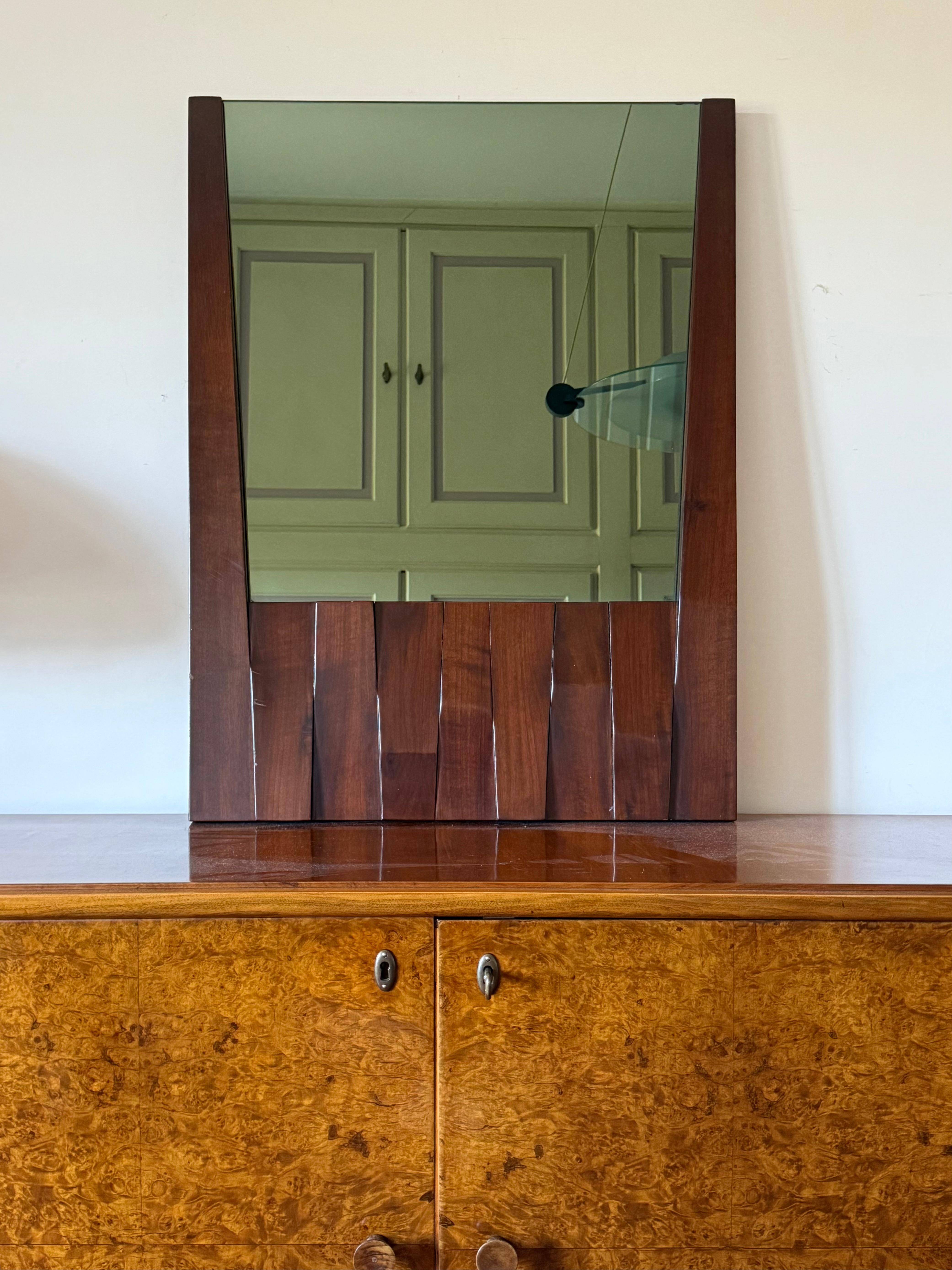 Italian Luciano Frigerio, Hollywood Regency mod. miroir en noyer massif baryté, Italie 1970 en vente