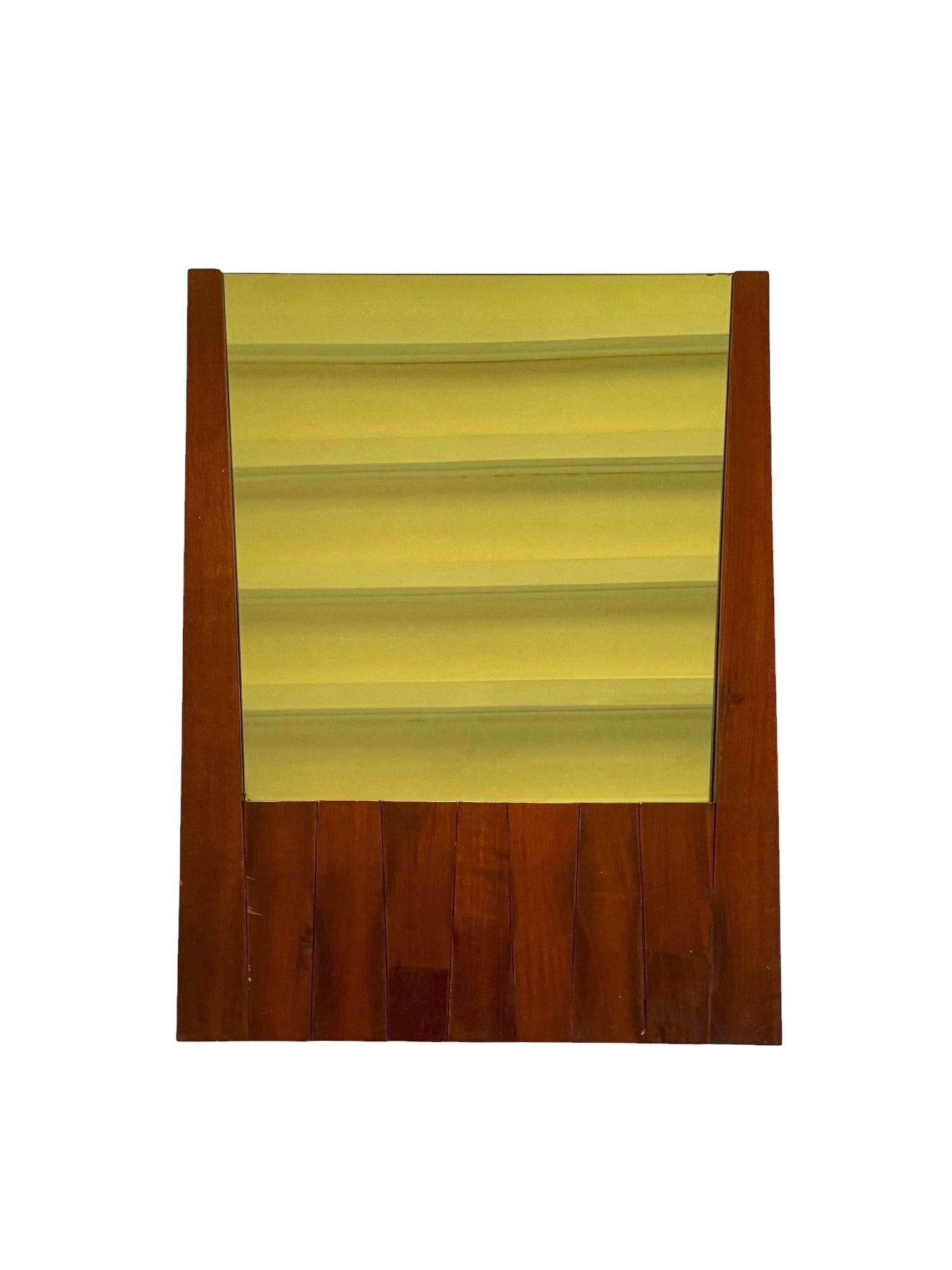 Bois Luciano Frigerio, Hollywood Regency mod. miroir en noyer massif baryté, Italie 1970 en vente