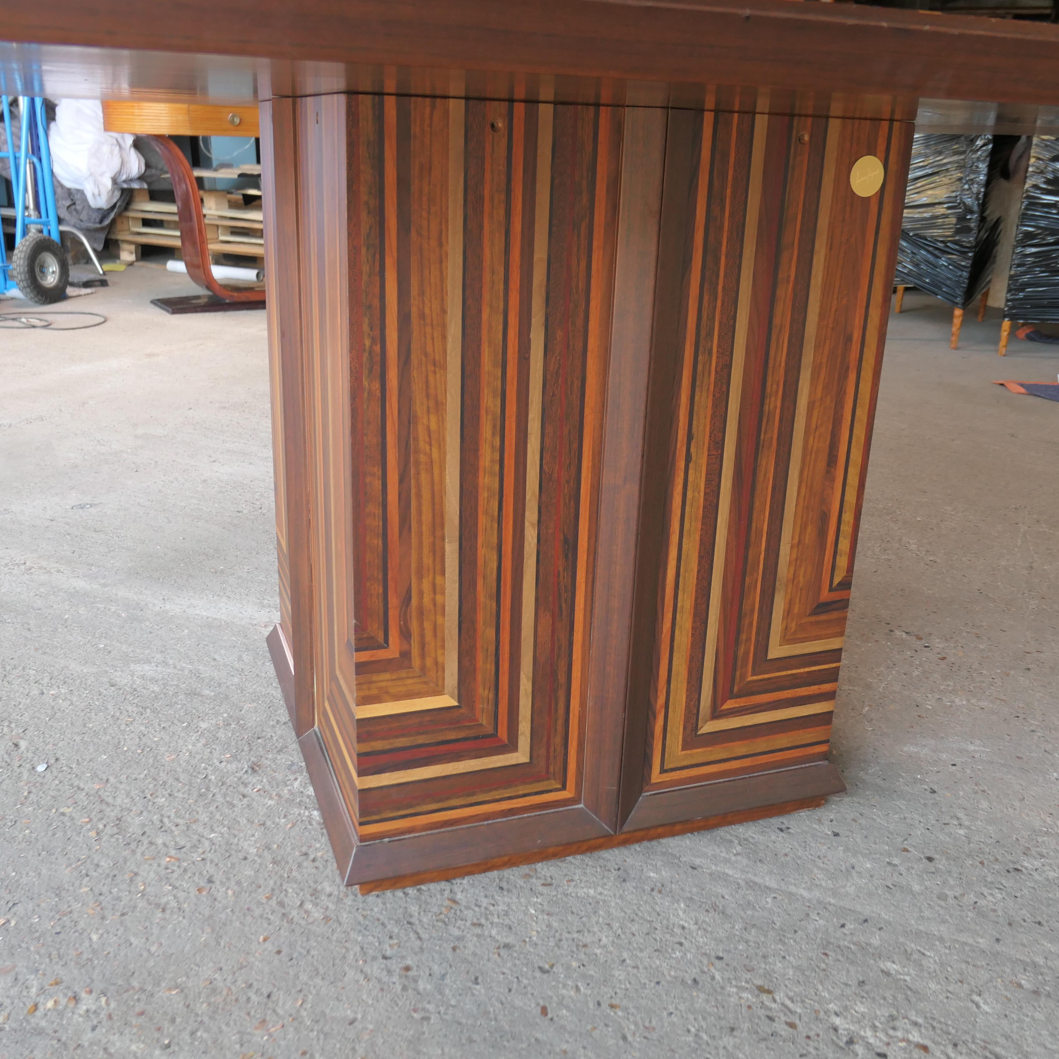 Noyer Table de salle à manger en marqueterie Luciano Frigerio en vente