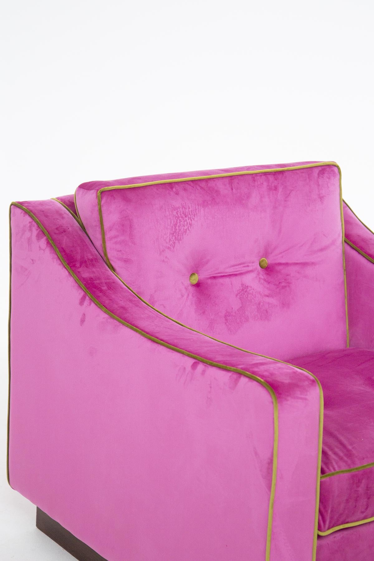 Eccentric pair of armchairs made in pink velvet by the designer Luciano Frigerio in the 60's of fine Italian manufacture.
The armchairs in velvet by Luciano Frigerio have a basic structure made of wood, while the seat and back have been