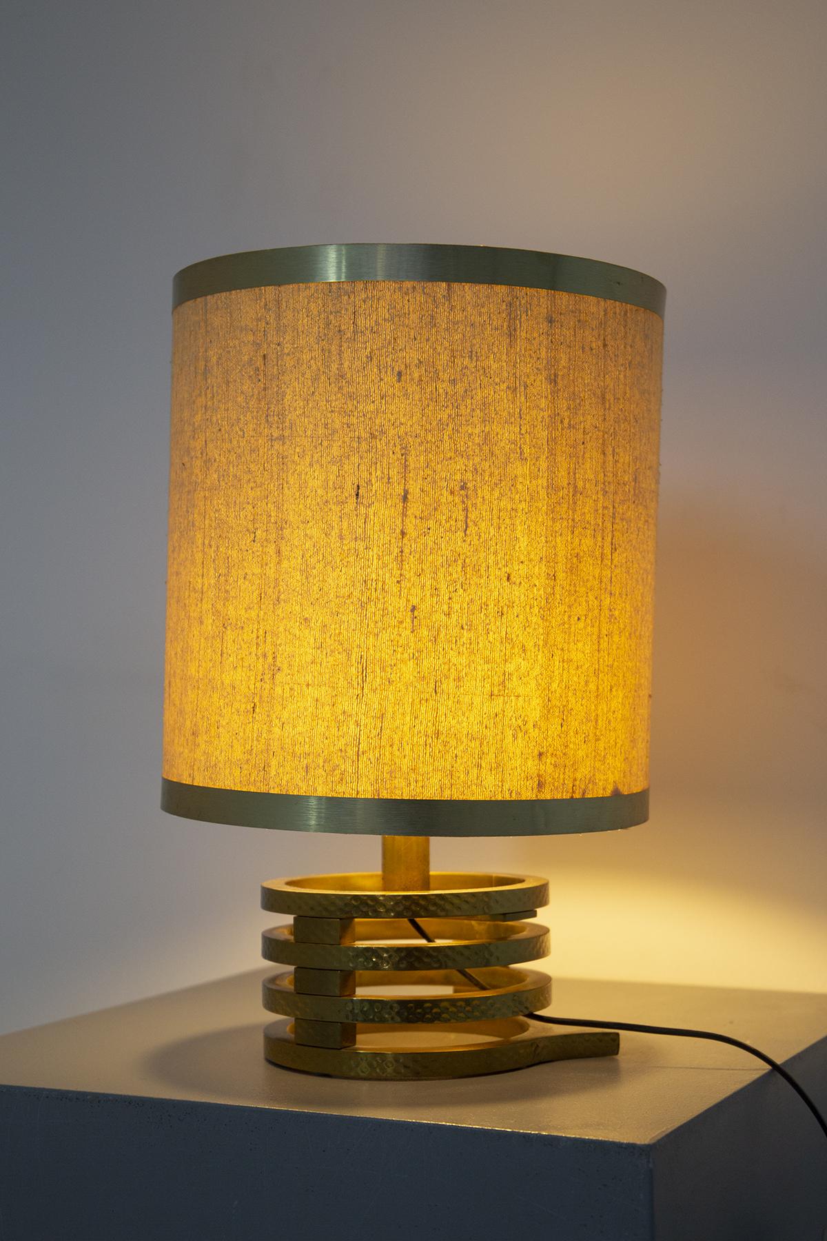 Beautiful table lamp designed by Luciano Frigerio in brass in the 60's, of fine Italian manufacture.The base is made of brass and has a circular shape made in alternating bands, creating a brass serpentine. The base is totally made of brass in