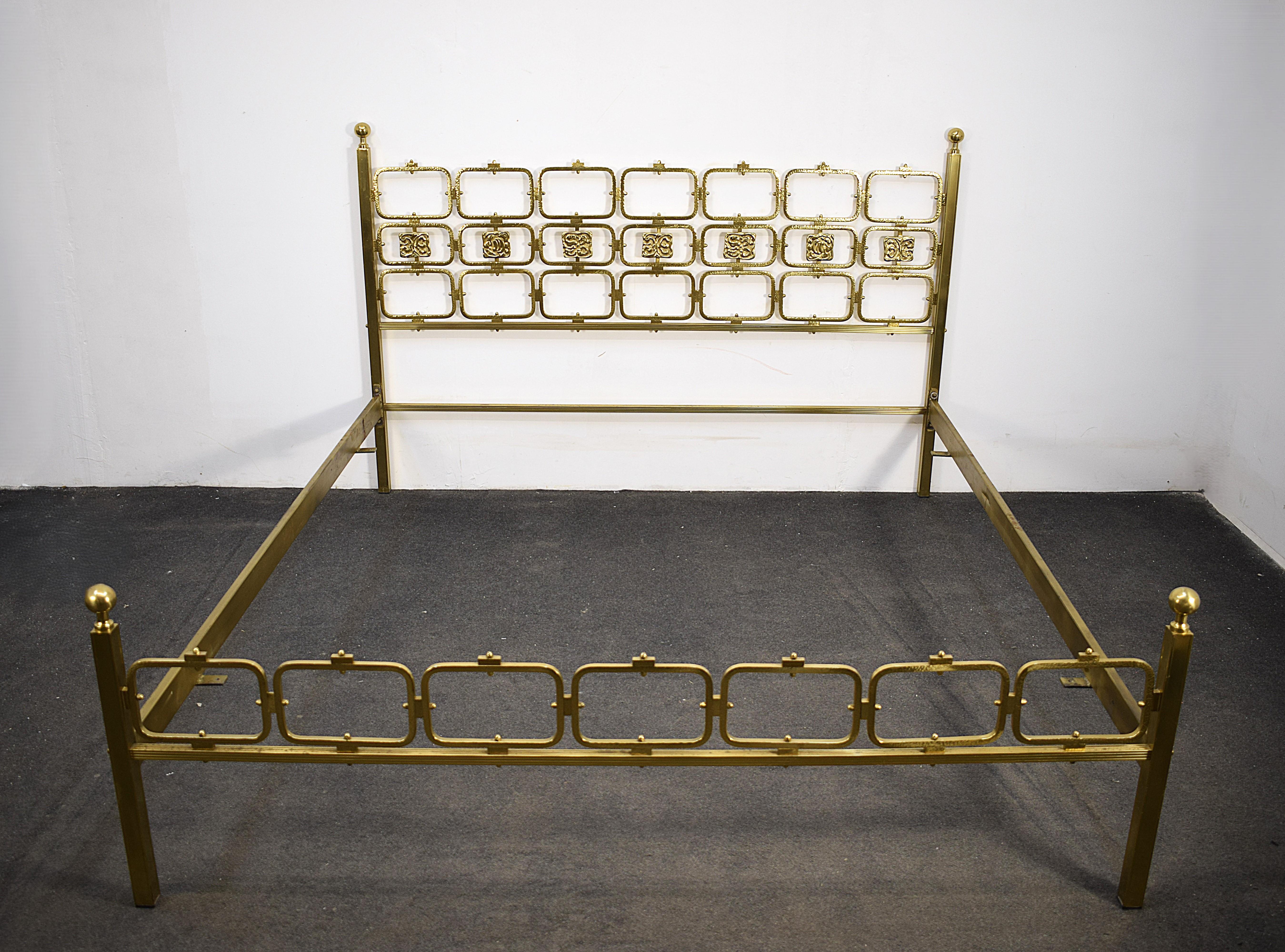 Letto matrimoniale disegnato da Luciano Frigerio negli anni ’70, realizzato in Italia. Struttura interamente in ottone con eleganti finiture lucide e design scultoreo, tipico dello stile sofisticato dell'autore. Le dimensioni complessive sono: