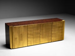 Sideboard „Luciano Frigerio ‚Louis‘“ aus satiniertem Messing und Walnuss-Maserknollenholz