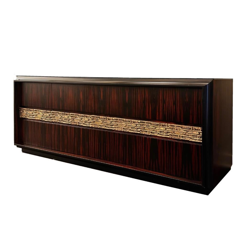 Diese skulpturale Kredenz von Luciano Fugiario ist ein Meisterwerk des italienischen Modernismus und des Mid-Century-Designs und eine beeindruckende Studie über Kontraste und Handwerkskunst. Die aus reichem Makassar-Ebenholz gefertigte Oberfläche