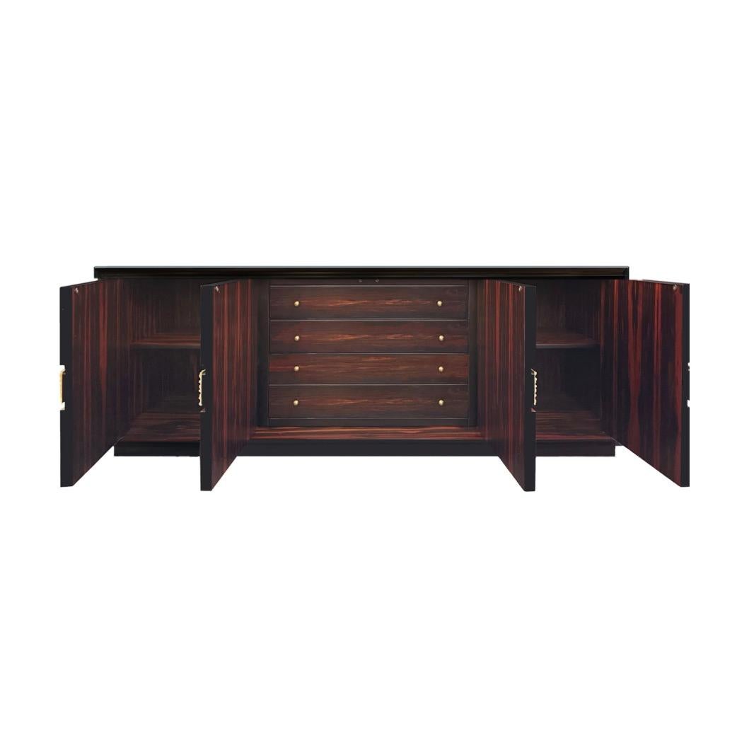 Luciano Frigerio Makassar-Ebenholz-Credenza mit Messingrelief 1970er Jahre (Italienisch) im Angebot
