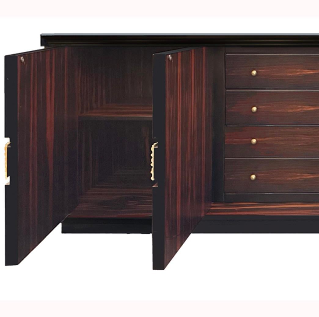 Luciano Frigerio Makassar-Ebenholz-Credenza mit Messingrelief 1970er Jahre im Zustand „Gut“ im Angebot in New York, NY
