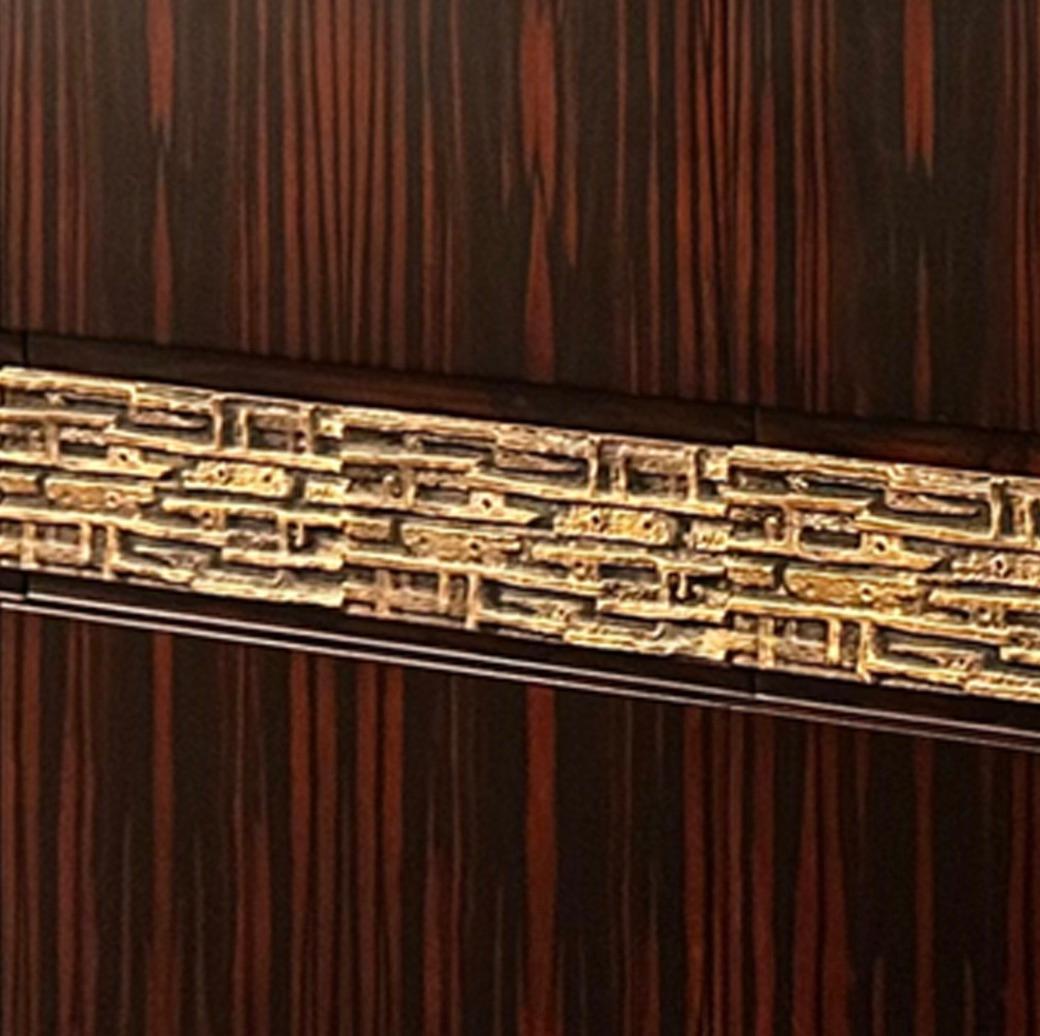 Luciano Frigerio Makassar-Ebenholz-Credenza mit Messingrelief 1970er Jahre (Ende des 20. Jahrhunderts) im Angebot