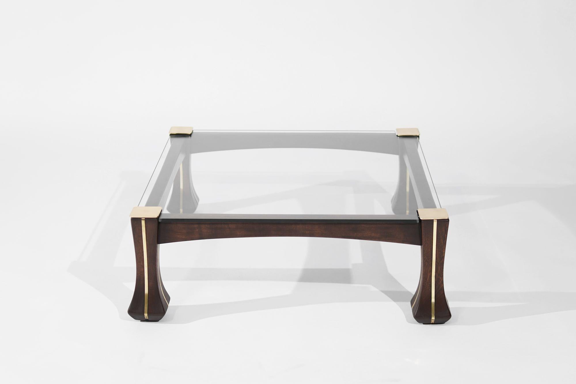 Table basse vintage entièrement restaurée, datant des années 1970 en Italie, conçue par Luciano Frigerio. Cette pièce élégante présente de l'acajou, des accents en laiton incrusté et un plateau en verre. Avec son mélange de matériaux et son