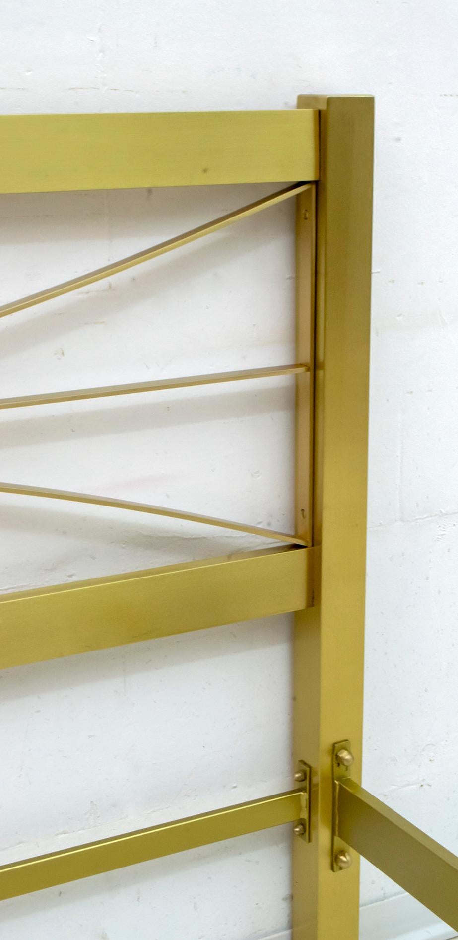 Luciano Frigerio Modernes Doppelbett aus vergoldetem und satiniertem Messing, Mid-Century Modern, 1970er Jahre im Zustand „Hervorragend“ im Angebot in Puglia, Puglia