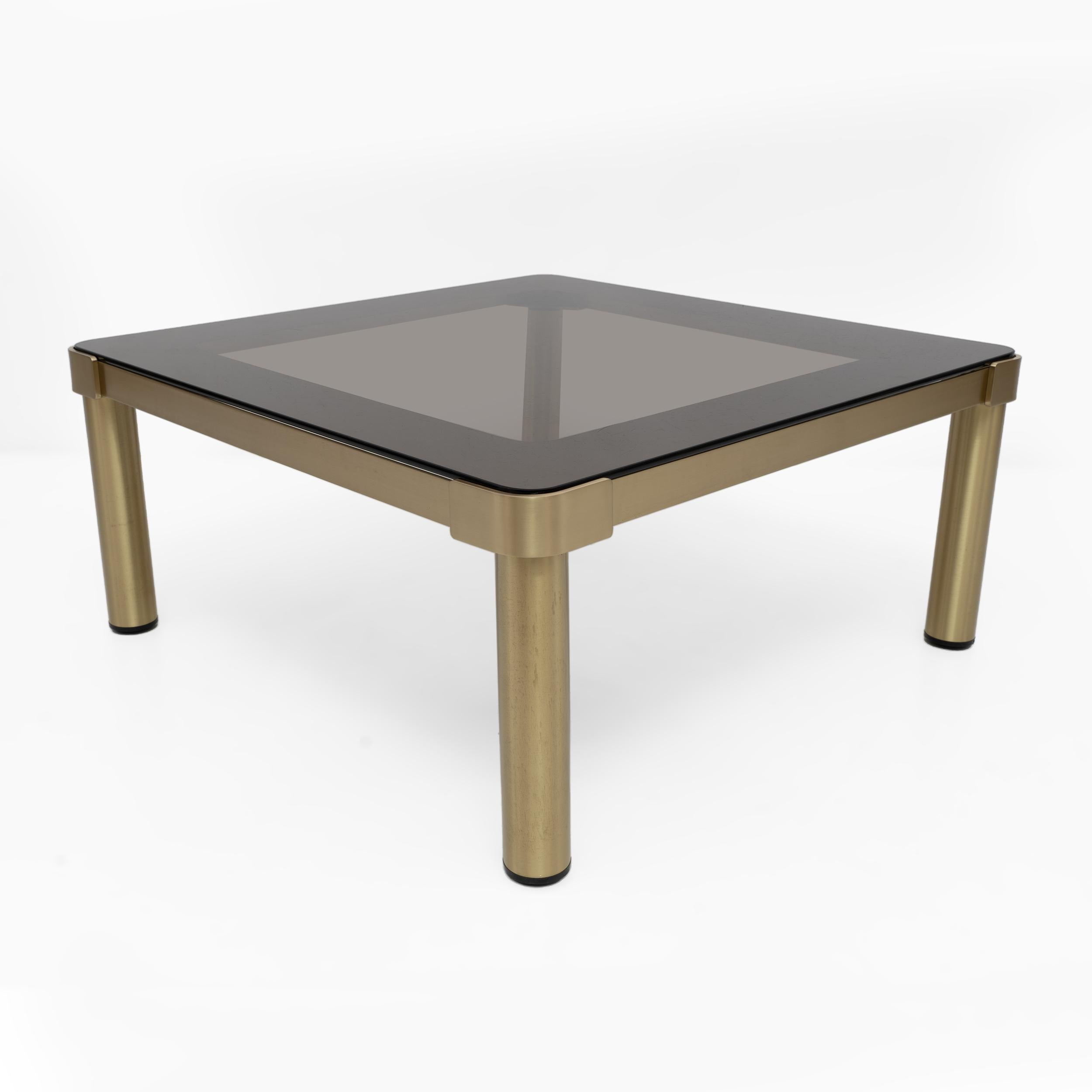 Table basse italienne moderne du milieu du siècle dernier en laiton et verre de Luciano Frigerio, 1970 Bon état - En vente à Puglia, Puglia