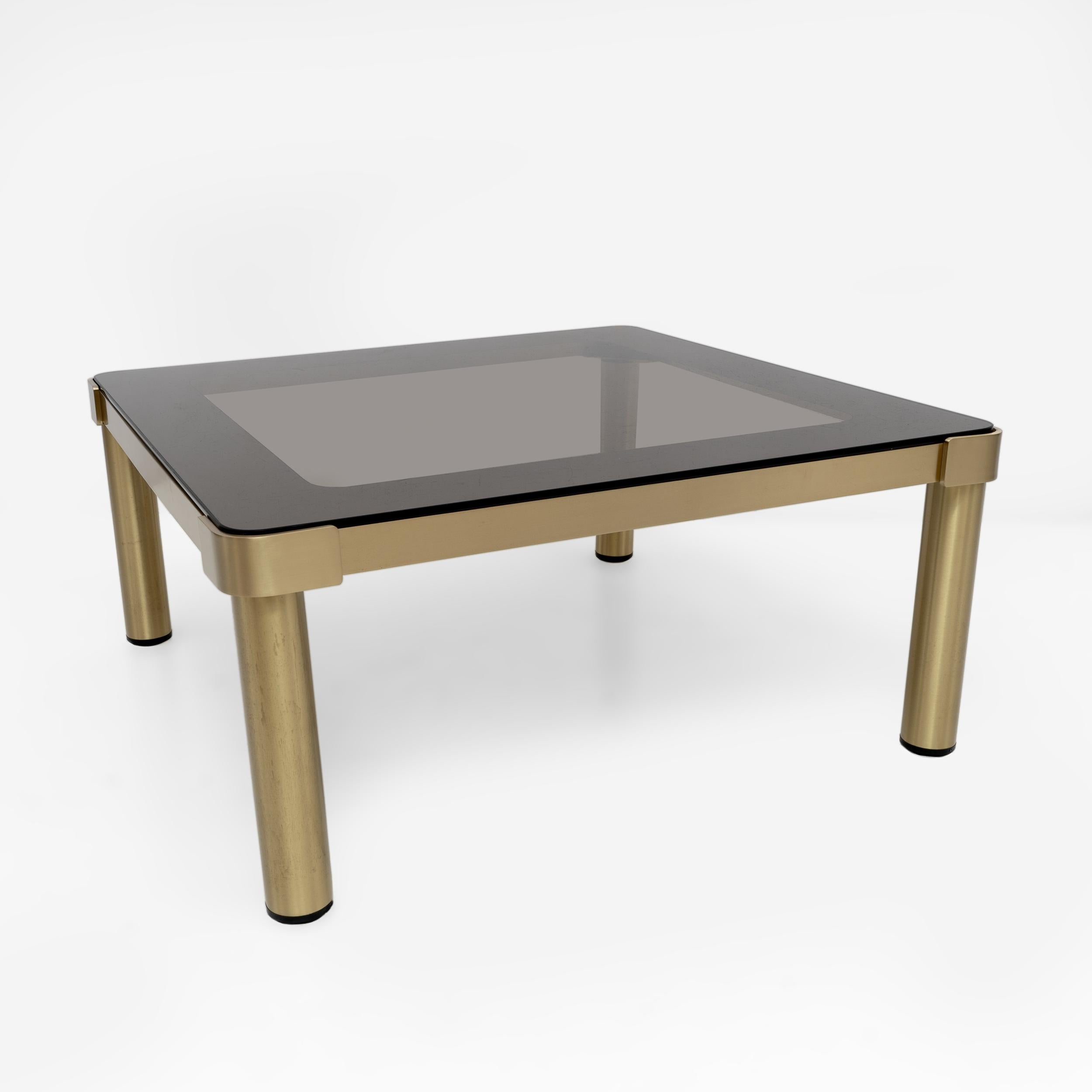 Fin du 20e siècle Table basse italienne moderne du milieu du siècle dernier en laiton et verre de Luciano Frigerio, 1970 en vente