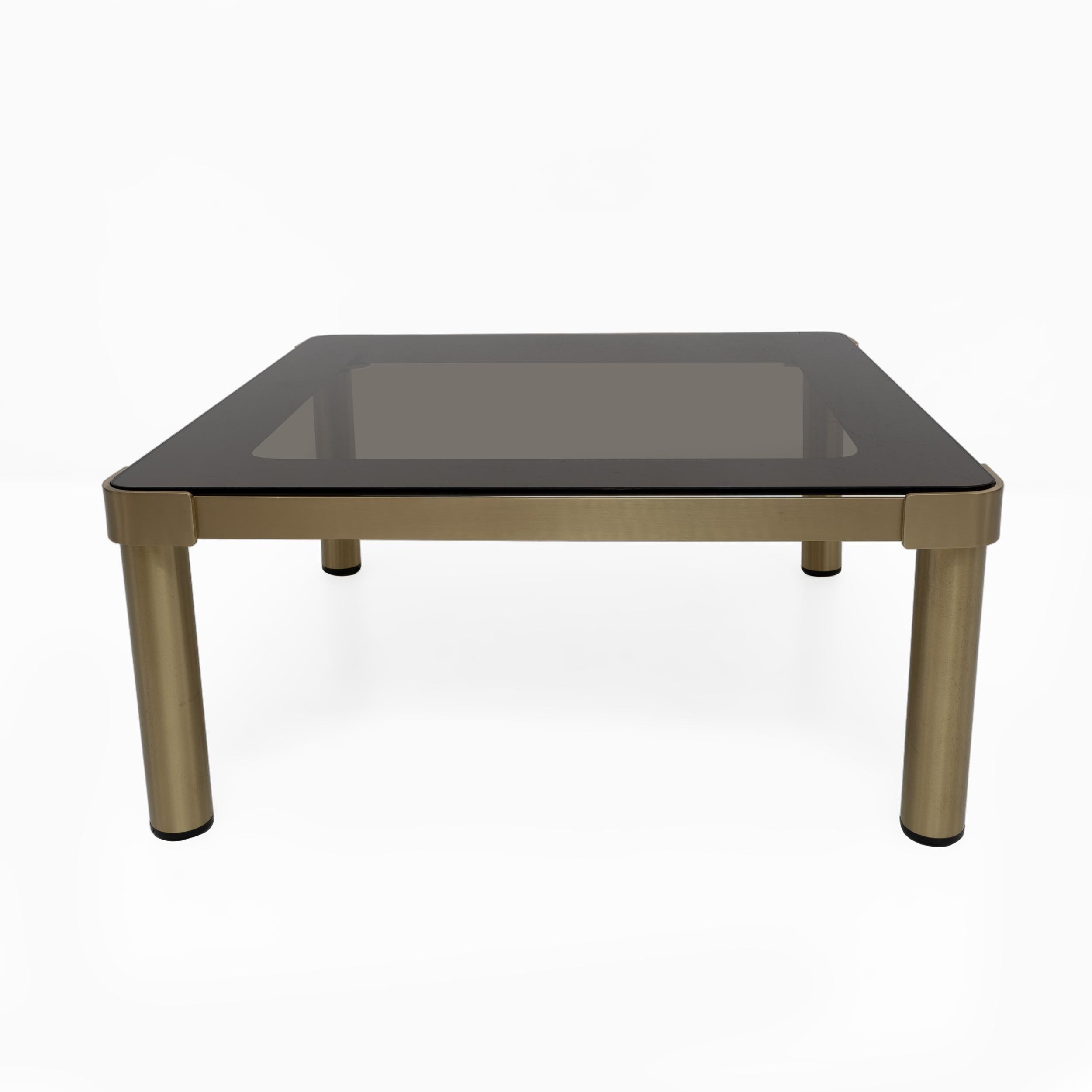 Laiton Table basse italienne moderne du milieu du siècle dernier en laiton et verre de Luciano Frigerio, 1970 en vente
