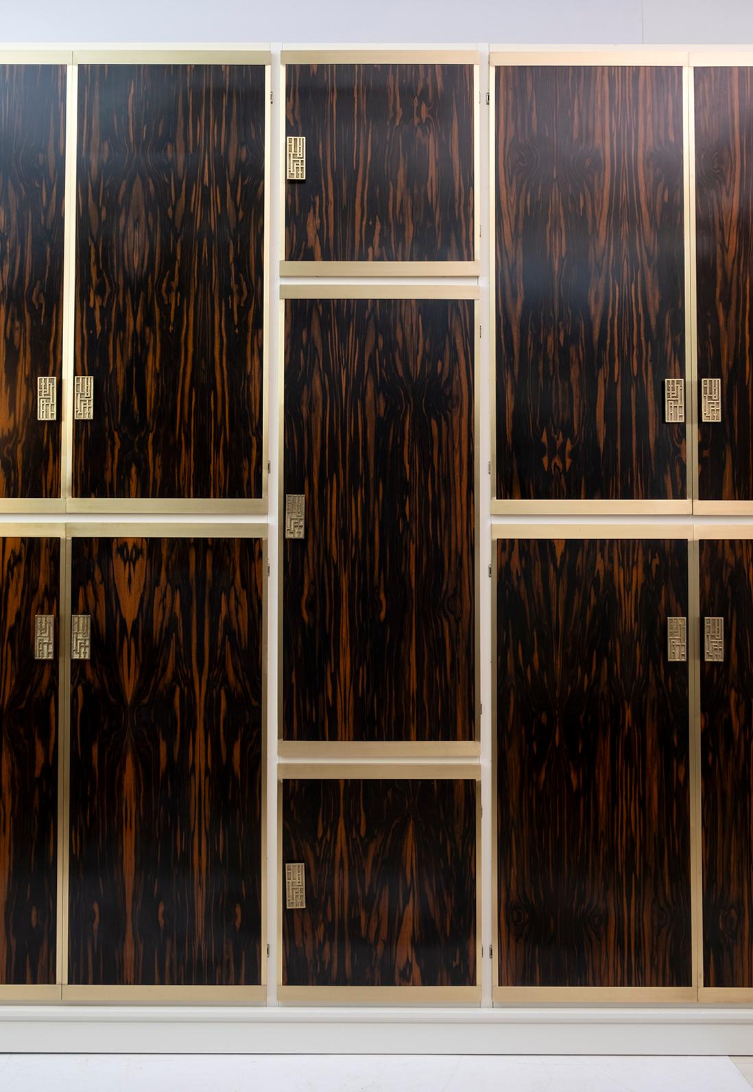 Fin du 20e siècle Armoire italienne moderne mi-siècle en laiton et macassar de Luciano Frigerio, 1970 en vente