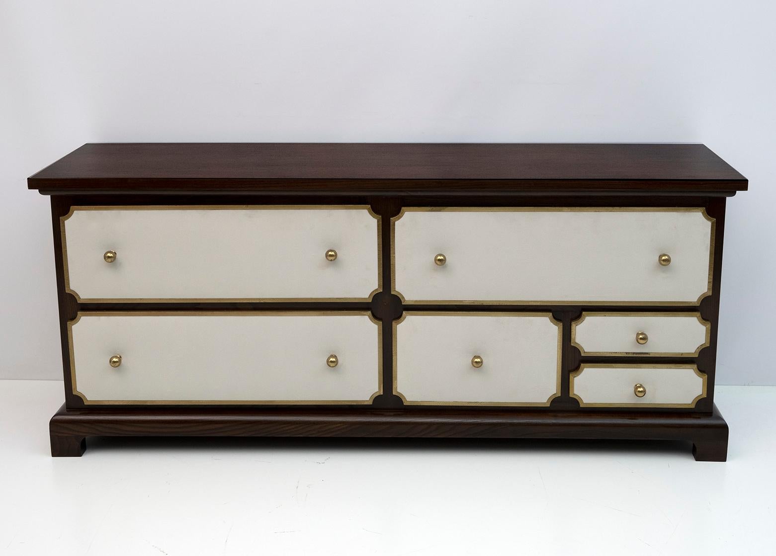 Chest of drawers designed by Luciano Frigerio in the 60s. In solid walnut, drawers with brass frames and ivory velvet upholstery, the chest of drawers has been completely restored and polished with shellac. The brass is in patina, as shown in the