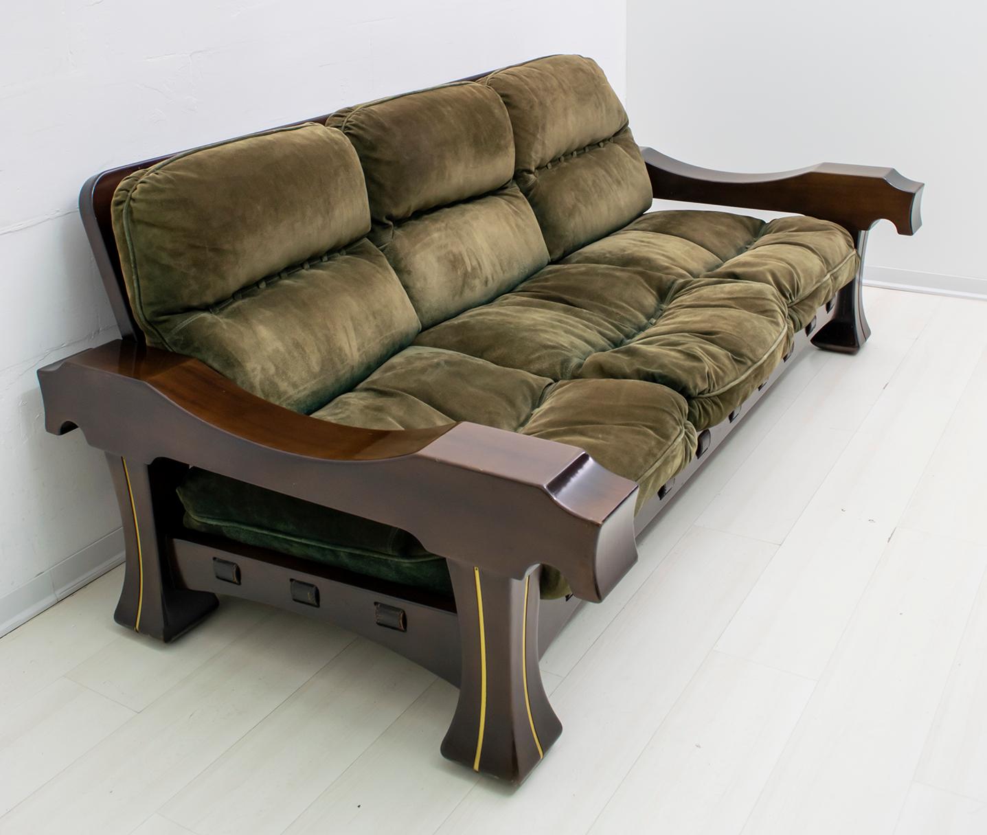 Ce canapé a été conçu par Luciano Frigerio. Il est en bois avec des frises en laiton, le revêtement est en daim et les bandes qui soutiennent les coussins sont en cuir. Ce modèle fait partie de la gamme 