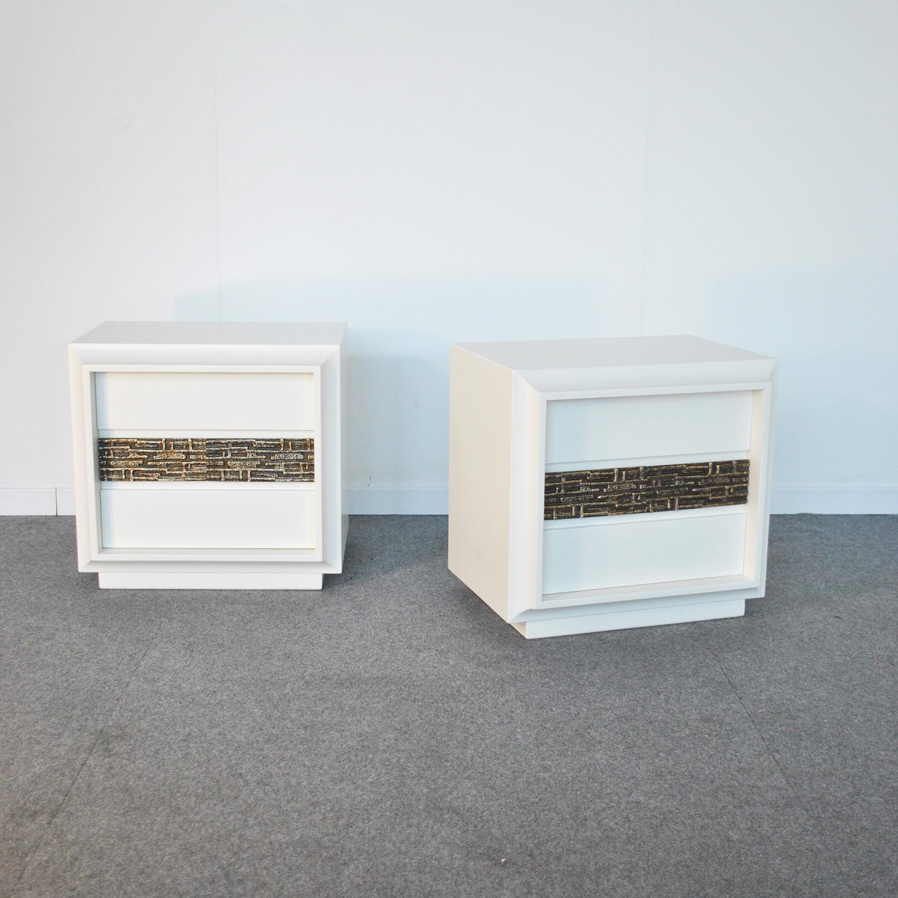 Set of two night stands in white lacquered wood with decorative brass band designed by Luciano Frigerio from the 70s.
      