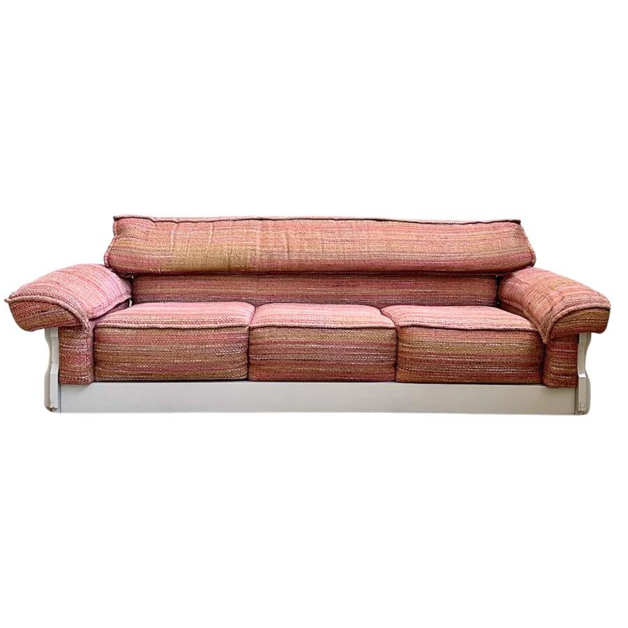 Loveseat a juego disponible, se vende por separado. Diseñado a medida por Luciano Frigerio en los años 70 para la familia Missoni, el sofá 