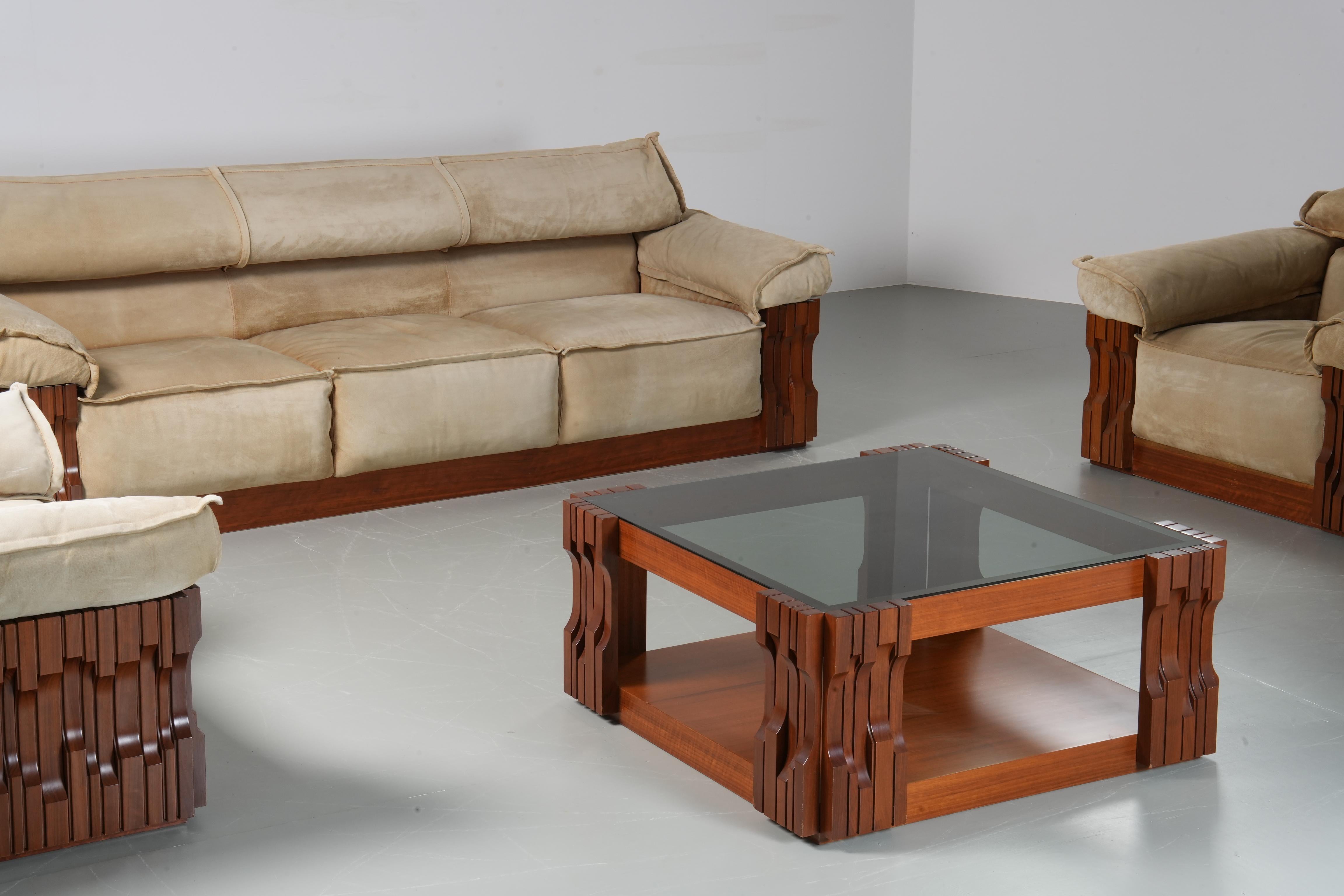 El Sofá Norman de 3 plazas de Luciano Frigerio en nogal y ante ejemplifica la elegancia y la artesanía italianas de mediados de siglo. Conocido por su enfoque único del diseño de muebles, el trabajo de Frigerio combina líneas elegantes y