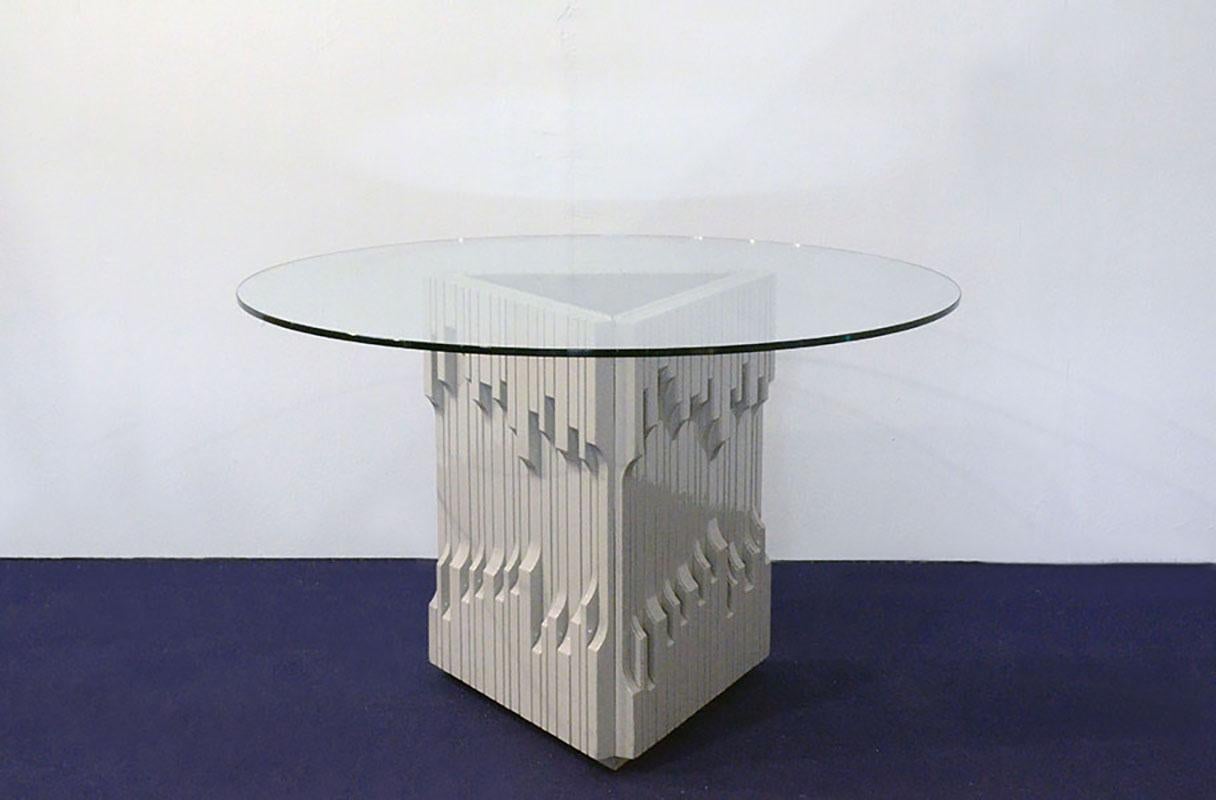 Mesa modelo Norman con base triangular de madera maciza lacada.
Diseño y fabricación Luciano Frigerio-Frigerio di Desio, década de 1970.
En excelente estado.