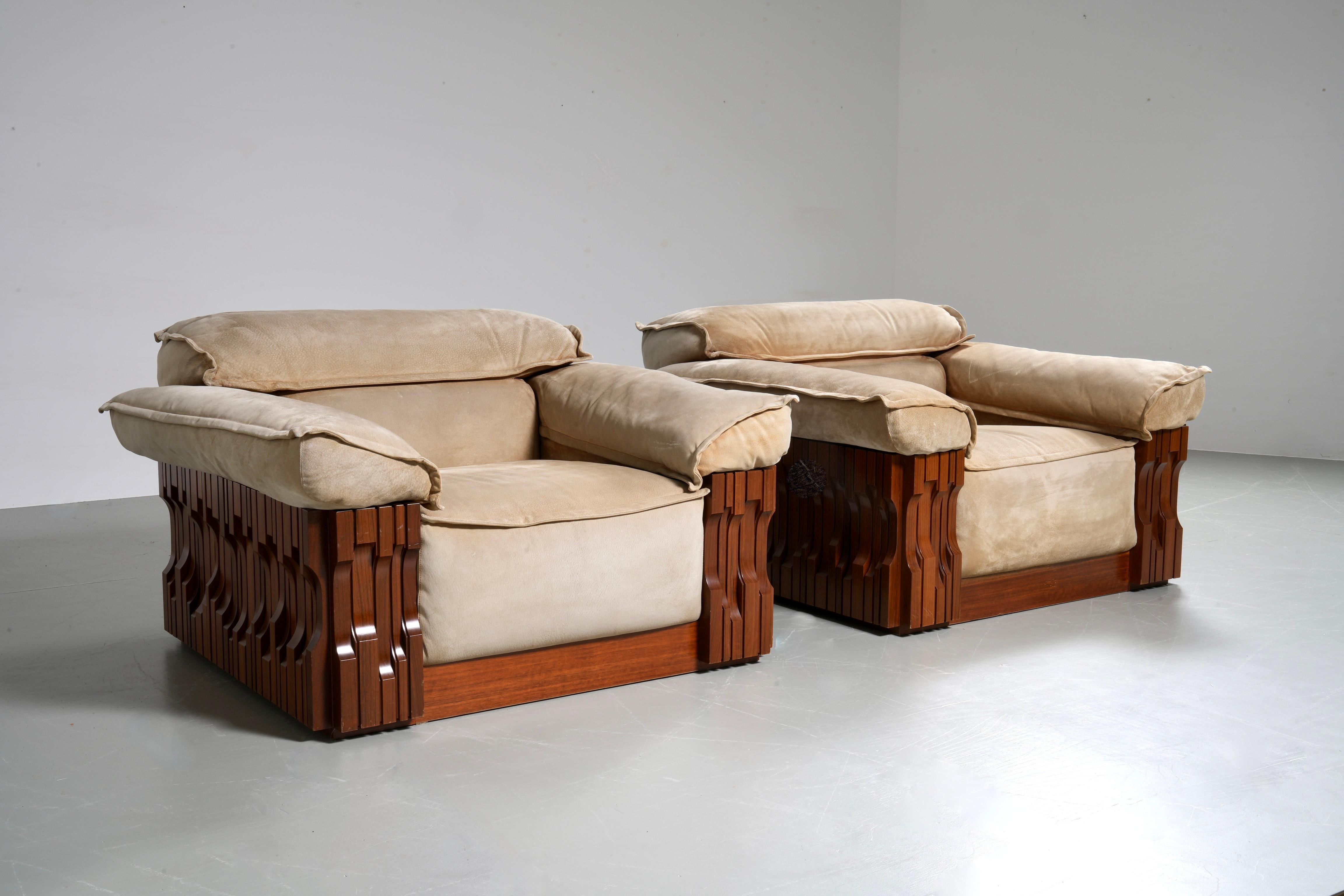 L'ensemble de deux chaises longues Norman de Luciano Frigerio, en noyer et en daim, illustre l'élégance et le savoir-faire italiens du milieu du siècle dernier. Réputé pour son approche unique du design de mobilier, le travail de Frigerio associe