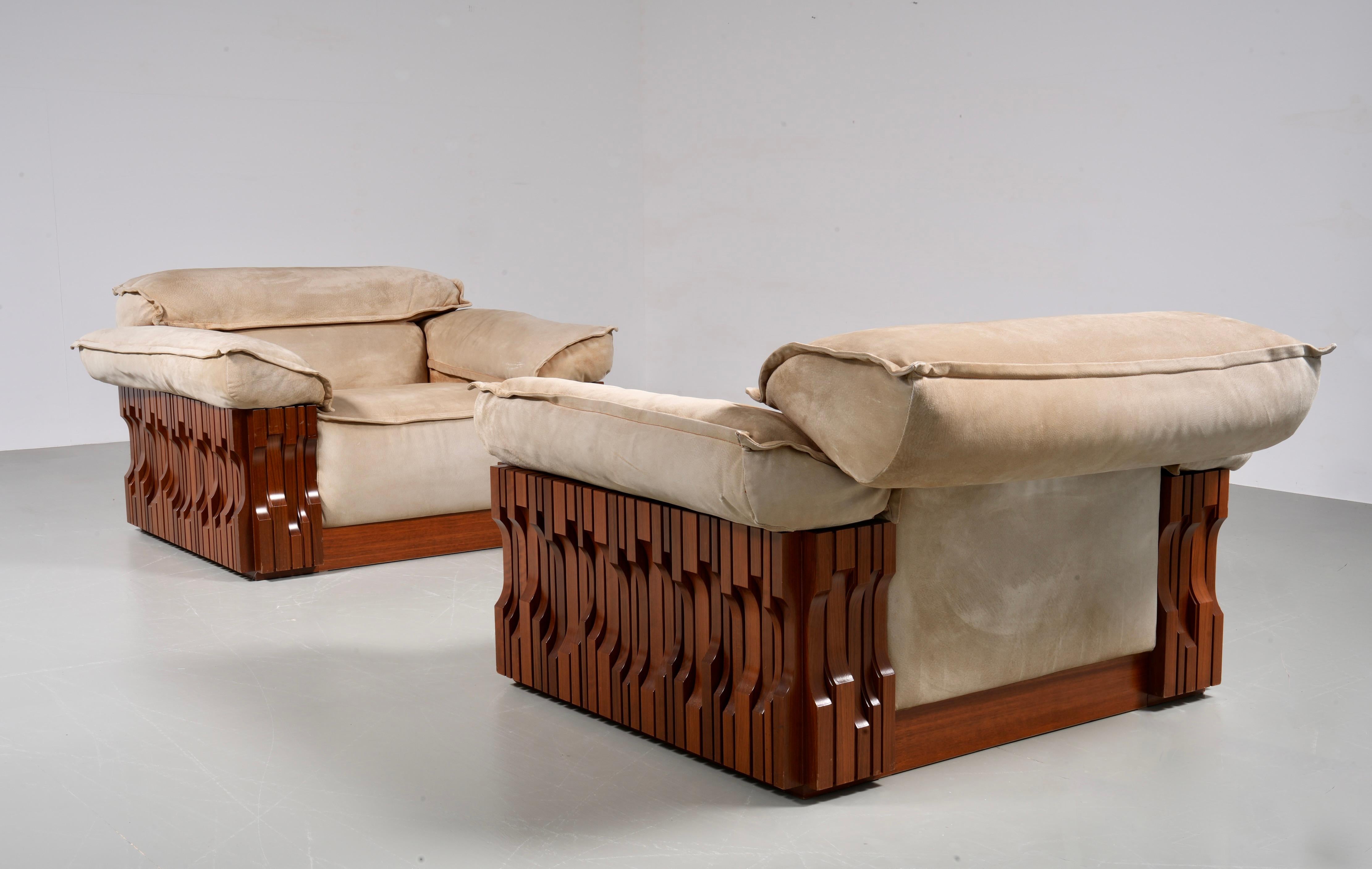 italien Luciano Frigerio 'Norman' Deux chaises longues en noyer et daim, Italie, 1968 en vente