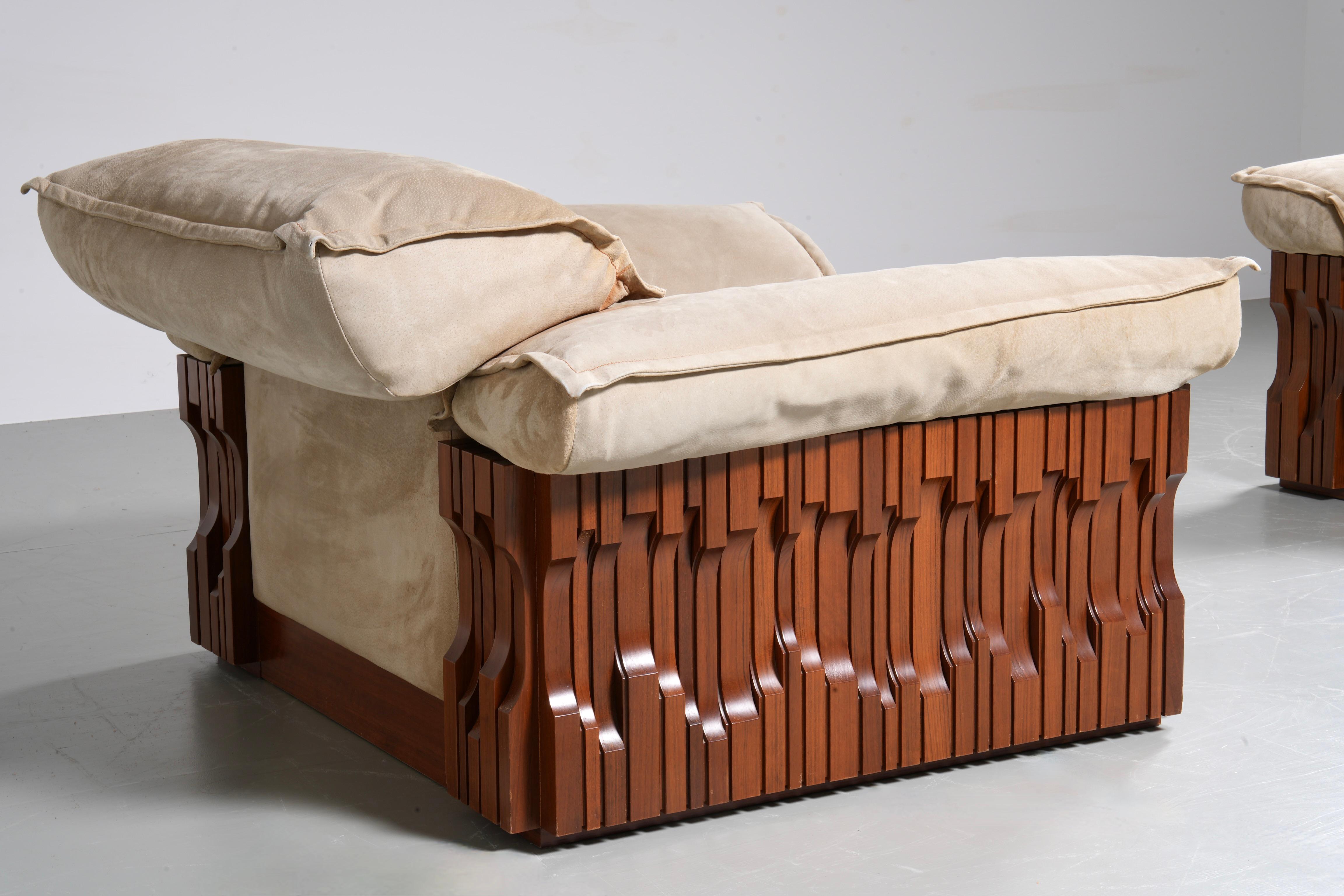 Milieu du XXe siècle Luciano Frigerio 'Norman' Deux chaises longues en noyer et daim, Italie, 1968 en vente