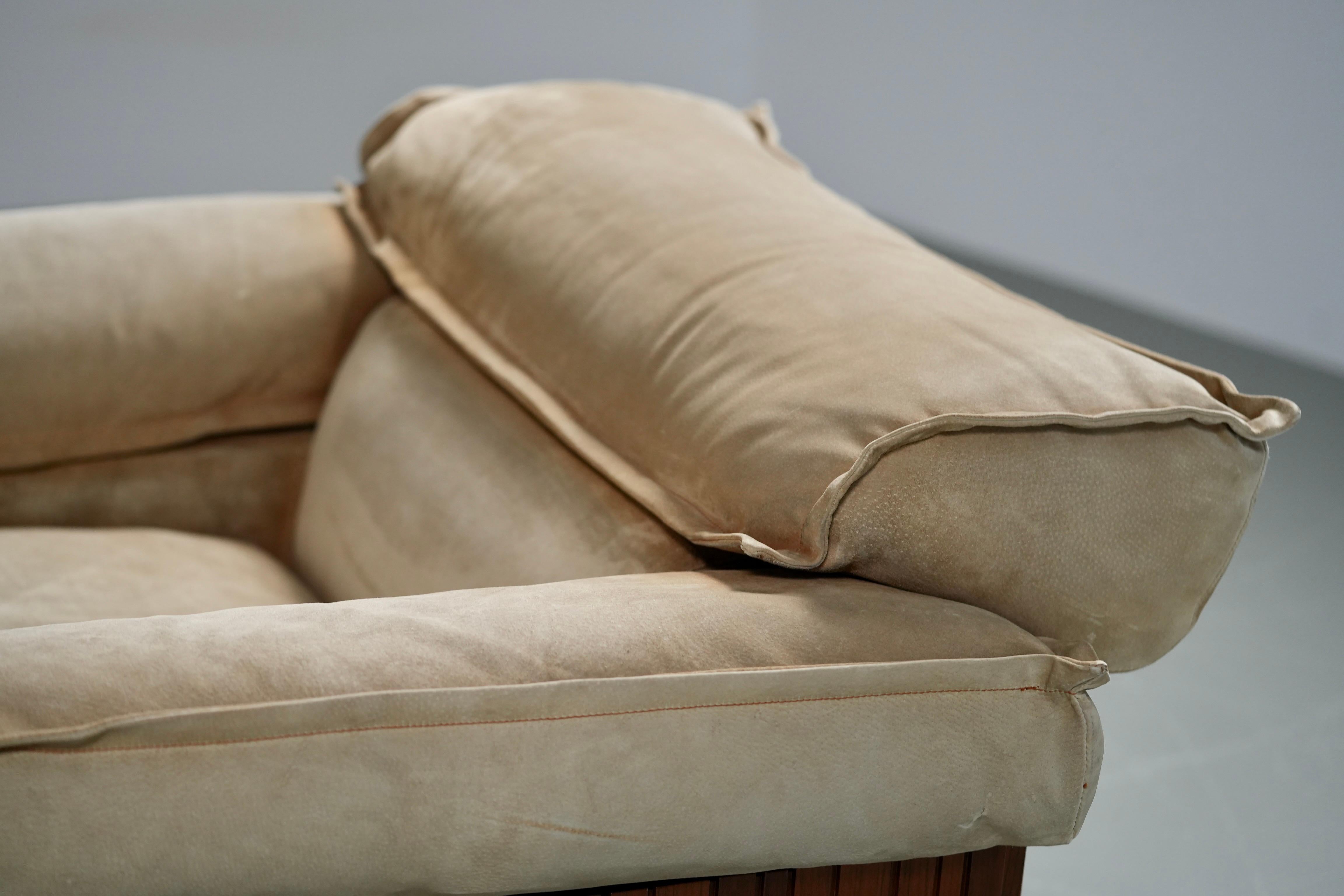 Daim Luciano Frigerio 'Norman' Deux chaises longues en noyer et daim, Italie, 1968 en vente