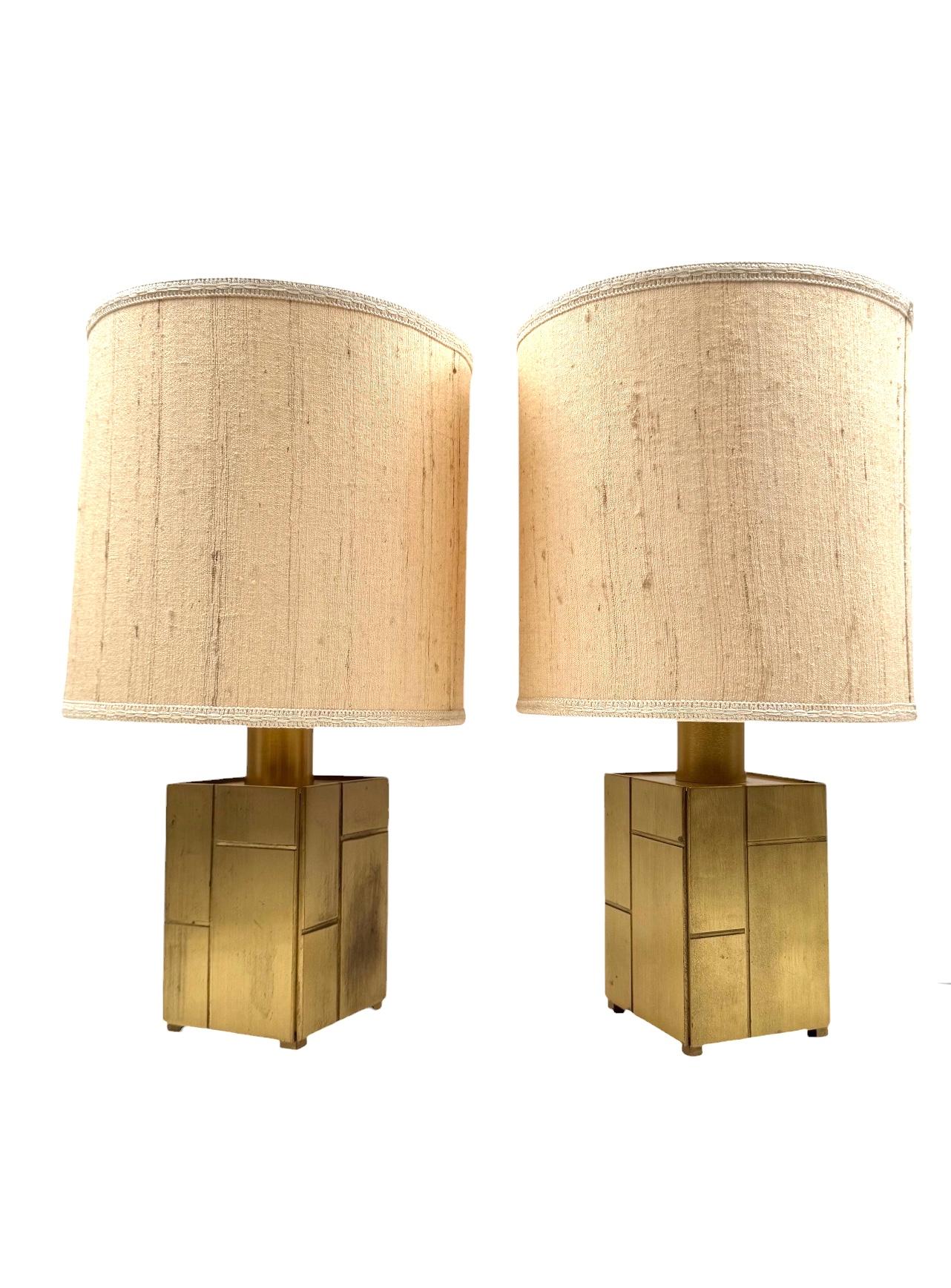 Paire de lampes de table en laiton de style régence hollywoodienne mod

Frigerio Desio Italie, 1970

Base en laiton, abat-jour en tissu inclus

Avec abat-jour : H 45 cm x 25 cm diam.

État : excellent, aucun défaut. En état de marche.