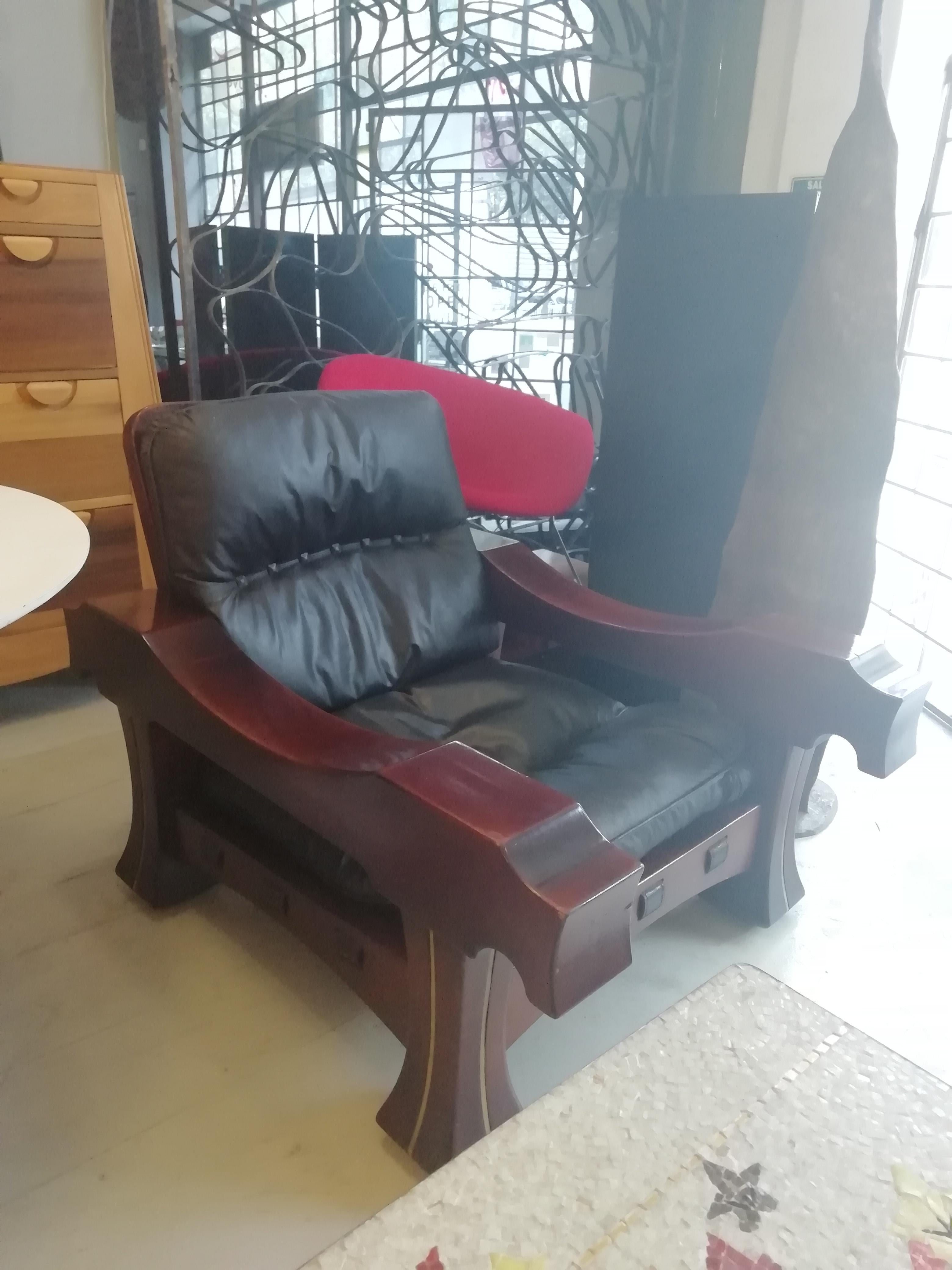 Luciano Frigerio Pair of Italian Mahogany and Black Leather Ussaro Armchairs In Good Condition For Sale In Mexico City, MX