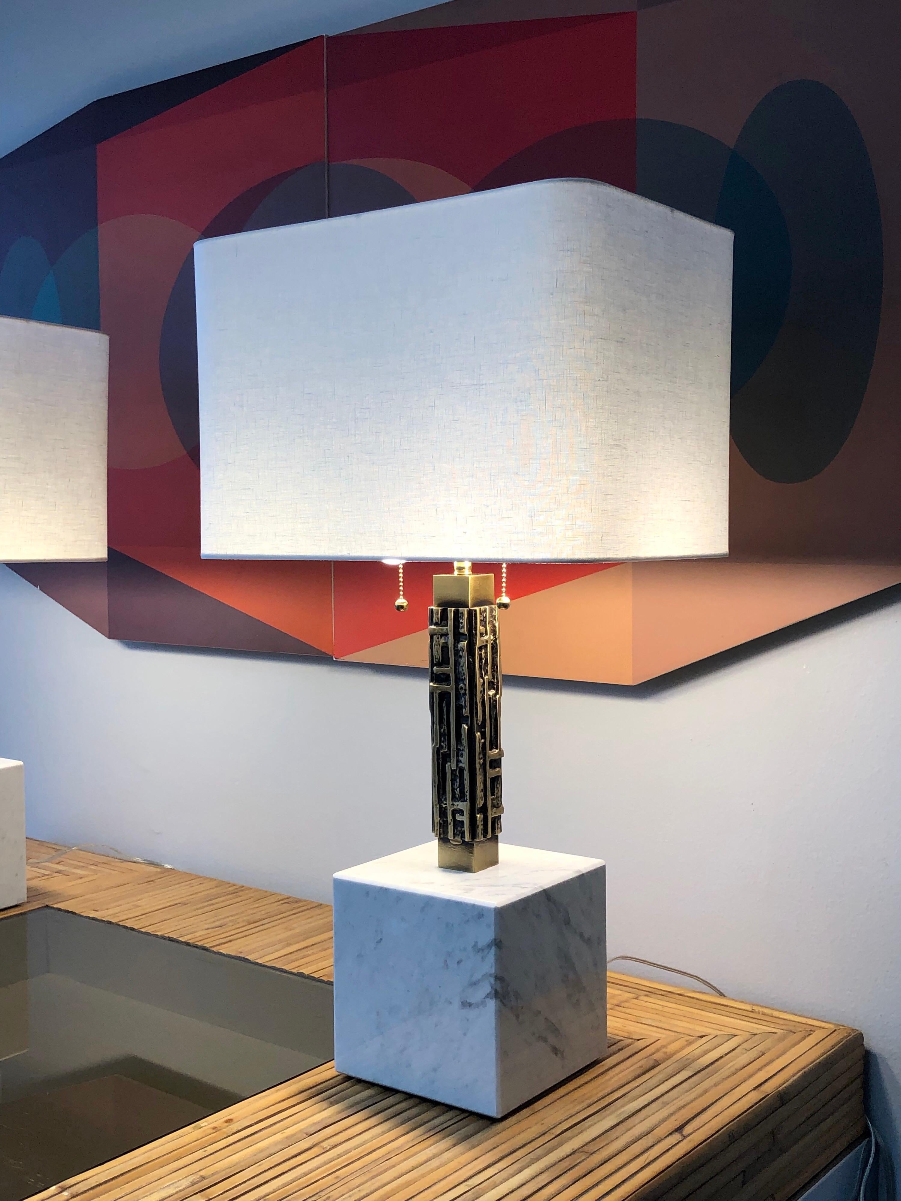 Une paire de lampes de table sculpturales en bronze et marbre par Luciano Frigerio. Le cube en marbre de 7